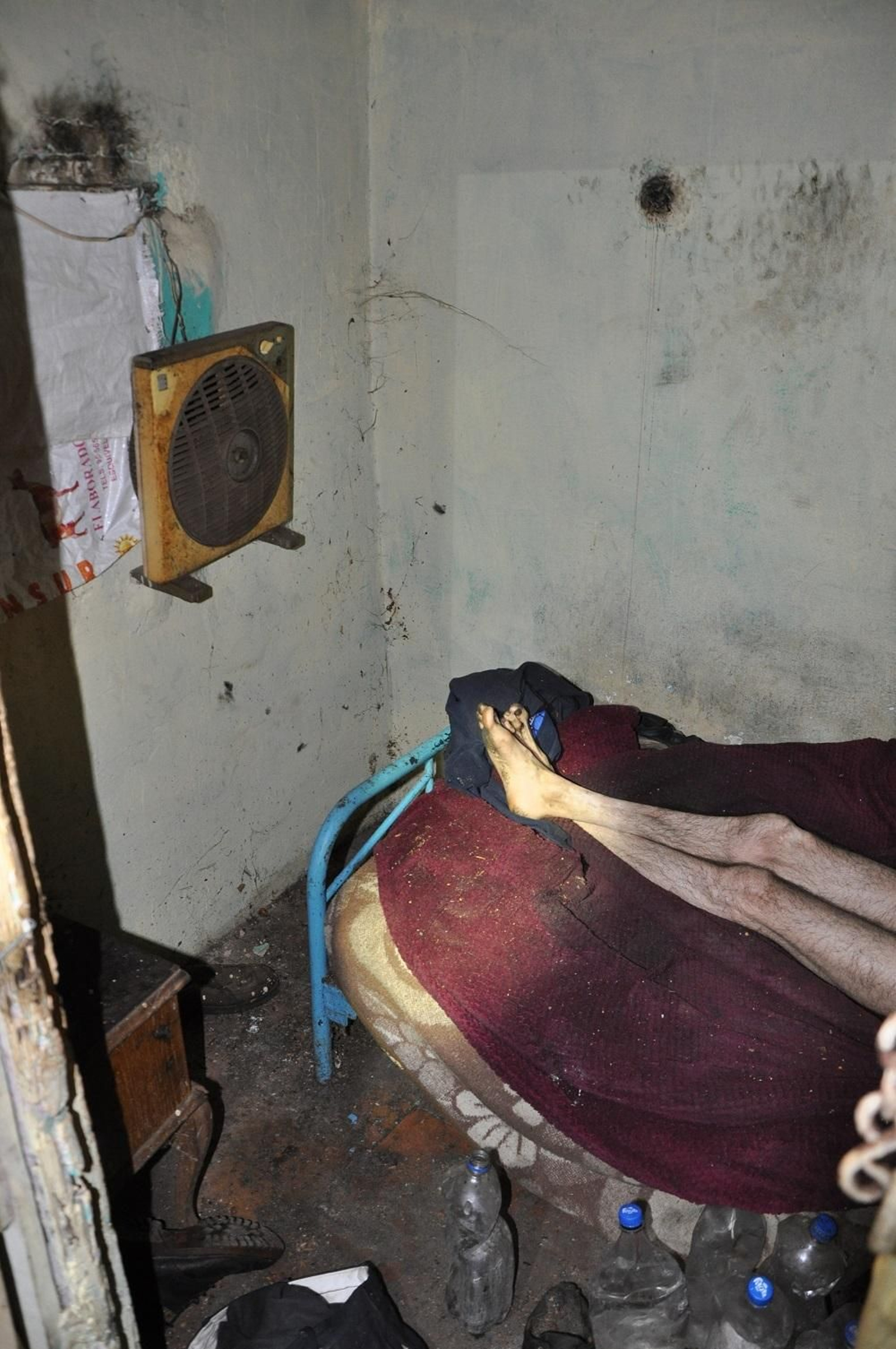 La piernas de la víctima, en el "palomar" donde fue hallado por la Policía.