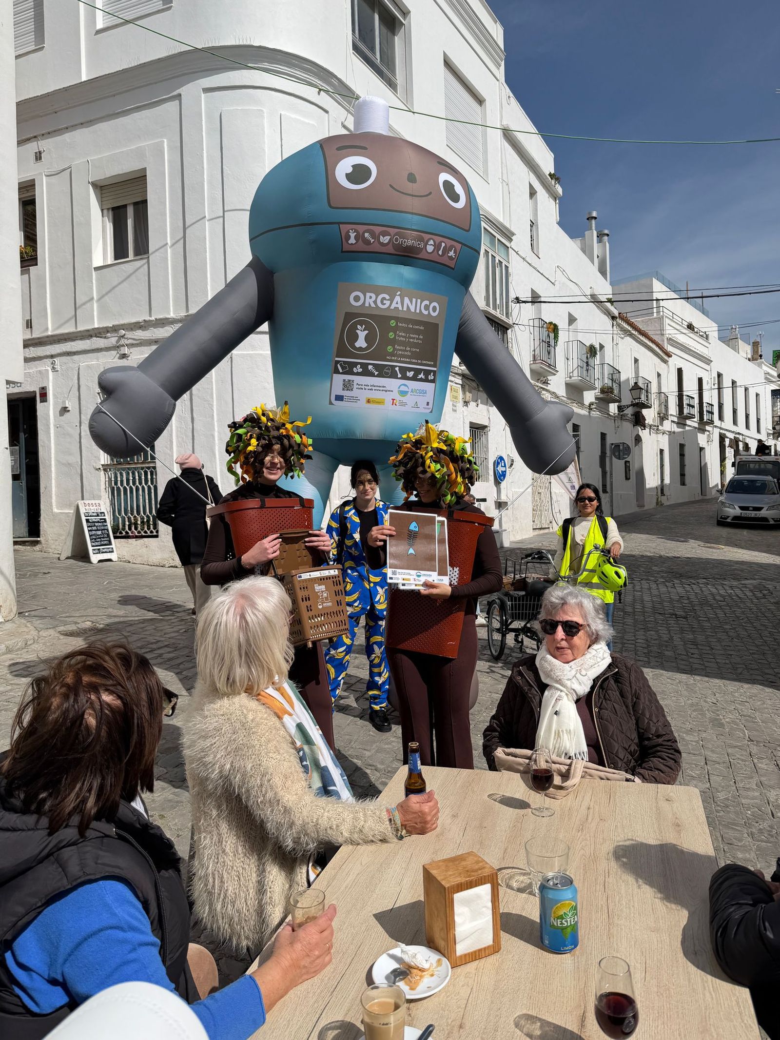 La campaña de la Mancomunidad y Arcgisa para el uso del contenedor marrón llega a Tarifa