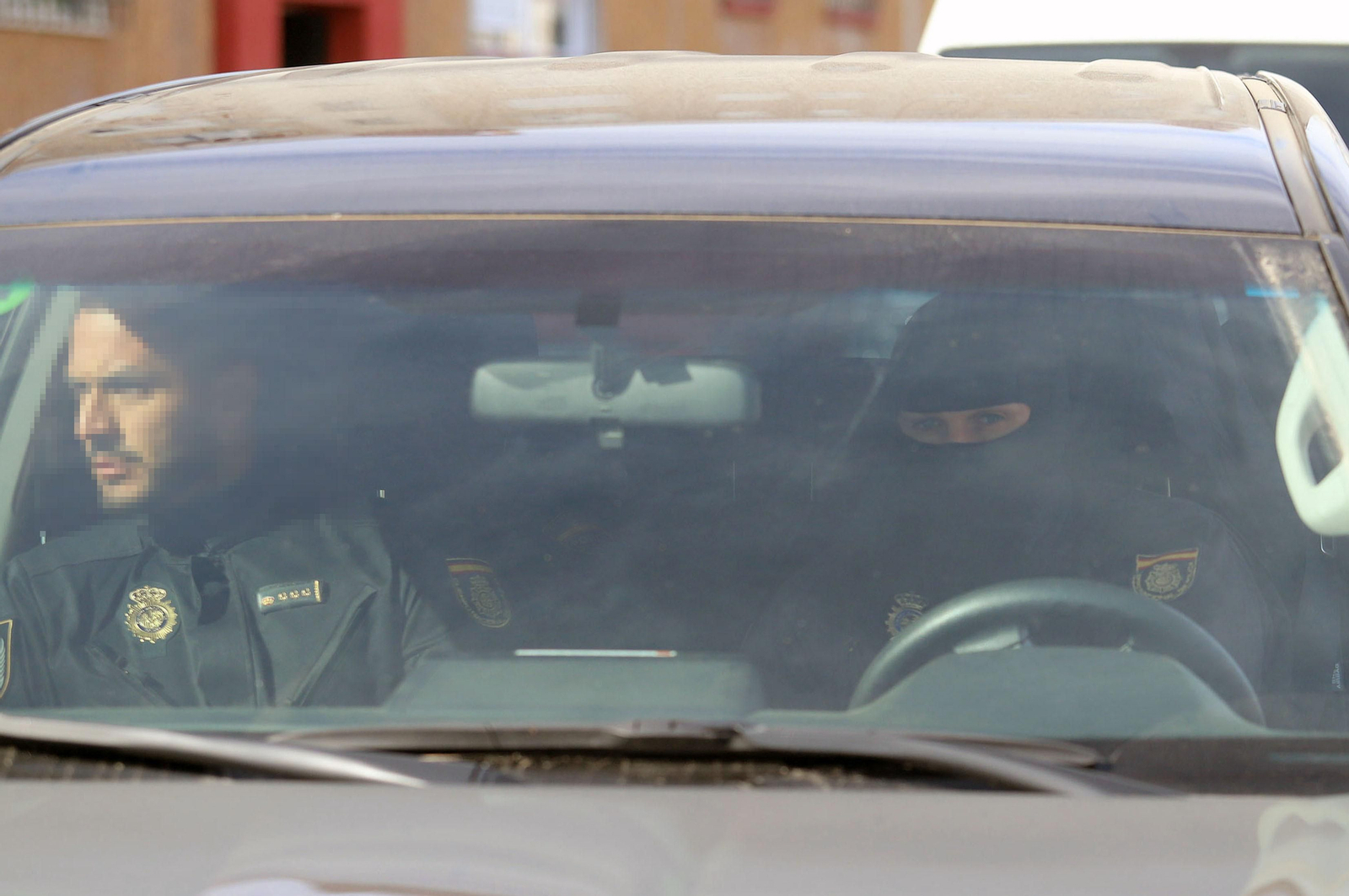 Imágenes del atrincherado que amenazaba con hacer estallar una bombona en el Torrejón, Huelva