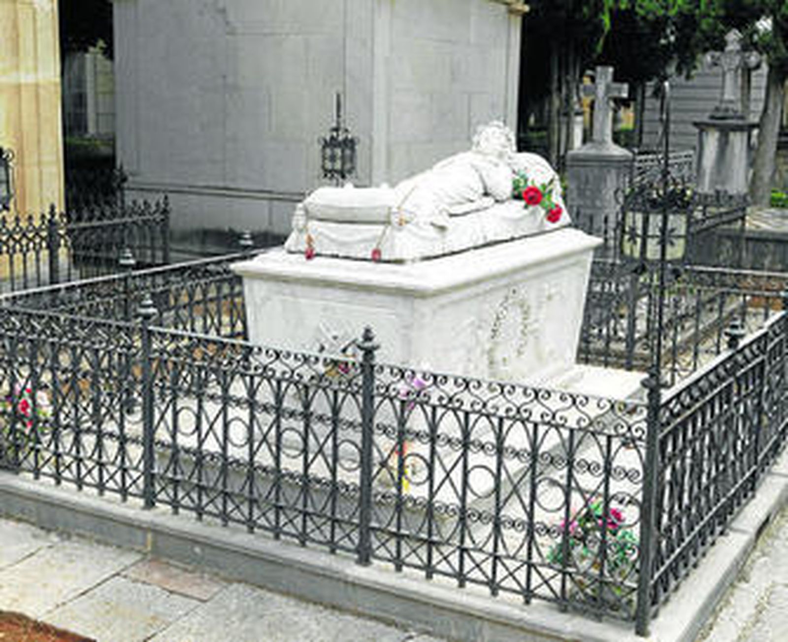 La tumba de La Bella Durmiente del cementerio de Granada despierta gran interés entre los visitantes.