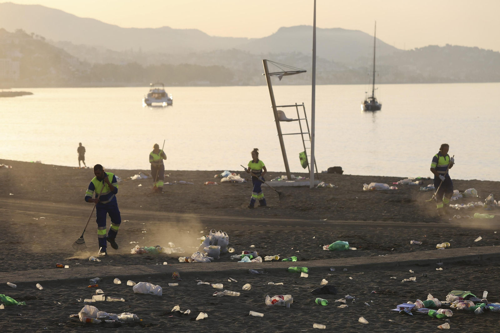 Las fotos de la basura en las playas de Málaga tras San Juan