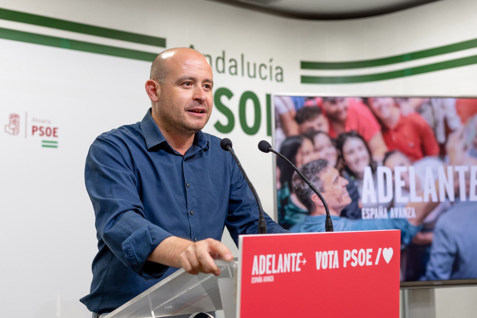 Antonio Martínez en la sede del PSOE de Almería