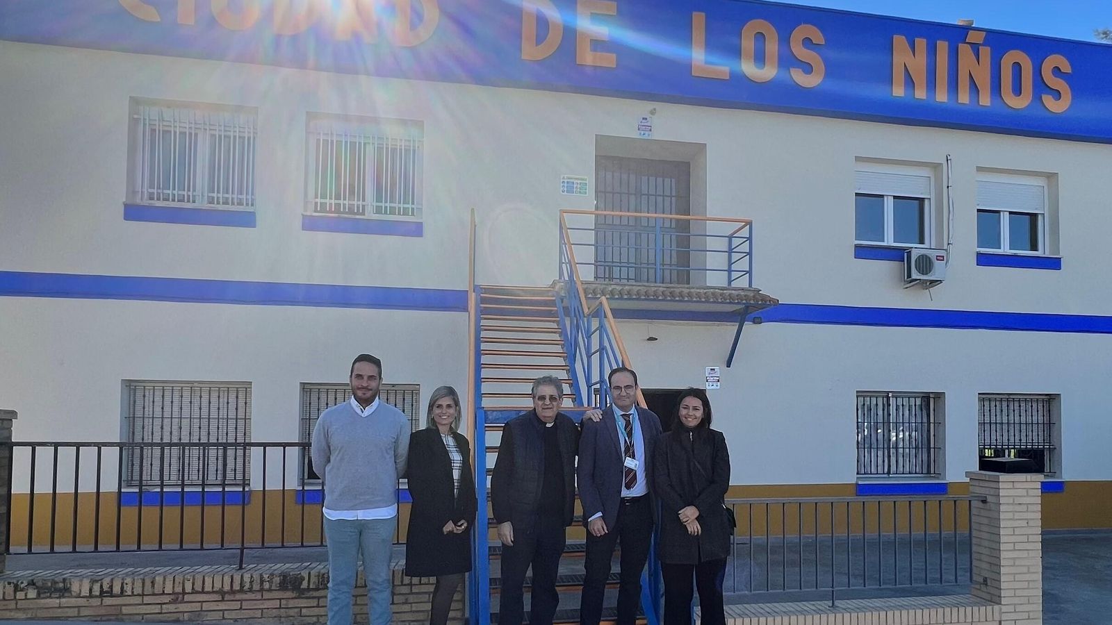 Miembros de la Ciudad de los Niños y representantes del Quirónsalud de Huelva