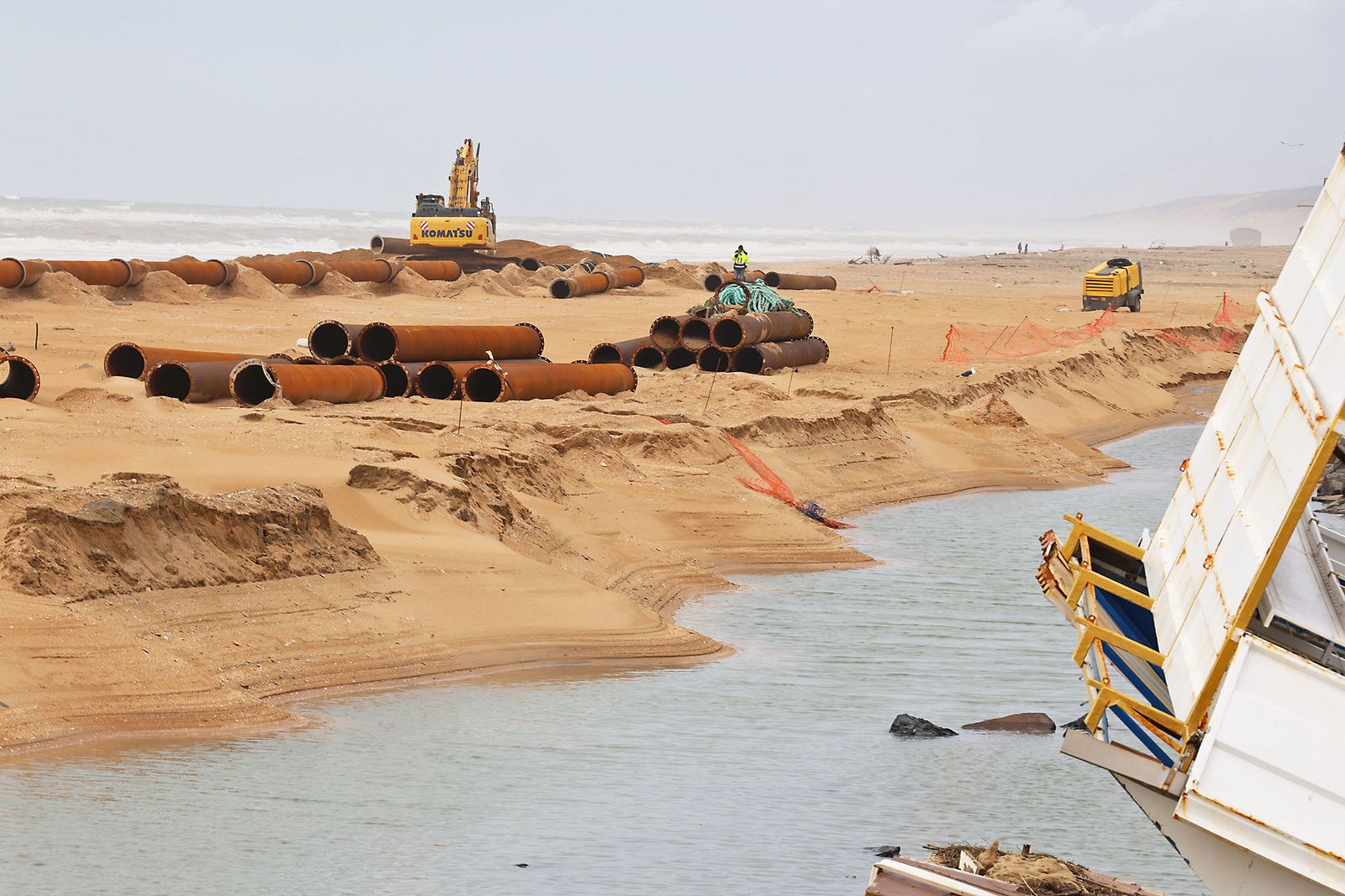 Las fotografías del aporte de arena para regenerar la playa de Matalascañas