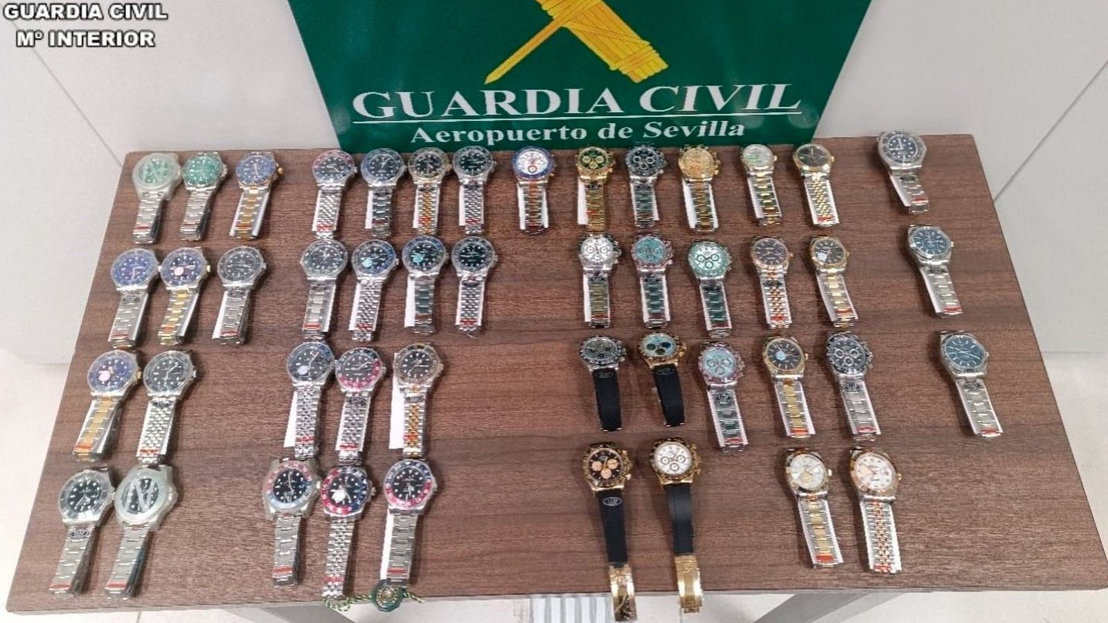 Los relojes falsos de alta gama intervenidos en el aeropuerto de Sevilla.
