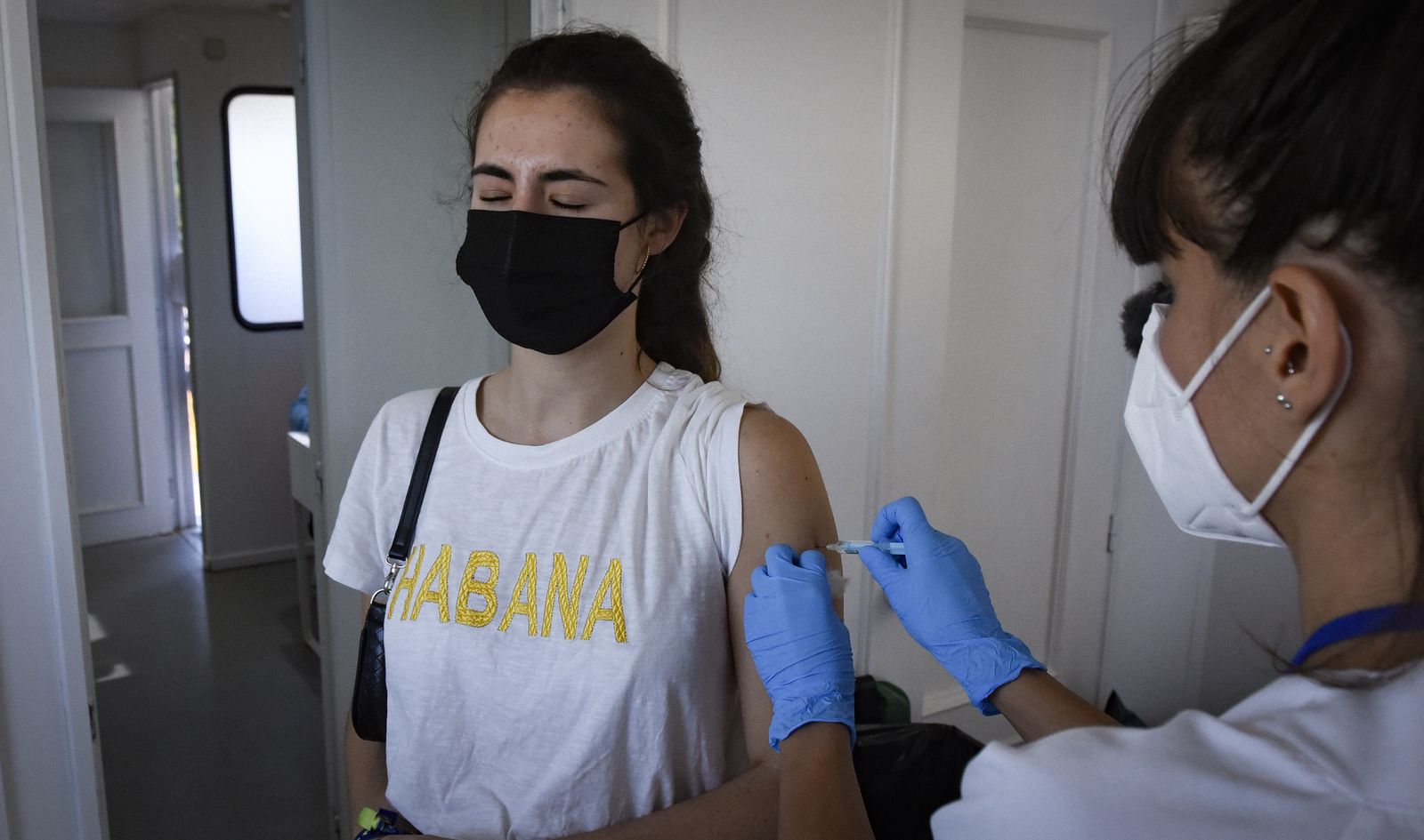 La vacunación contra el Covid a alumnos Erasmus de la Loyola, en imágenes