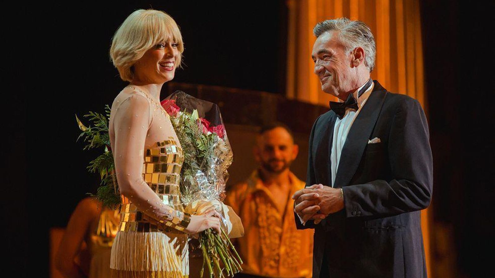 Francis Lorenzo como el director general de RTVE con Bárbara Rey-Belén Cuesta, en 'Cristo y Rey'