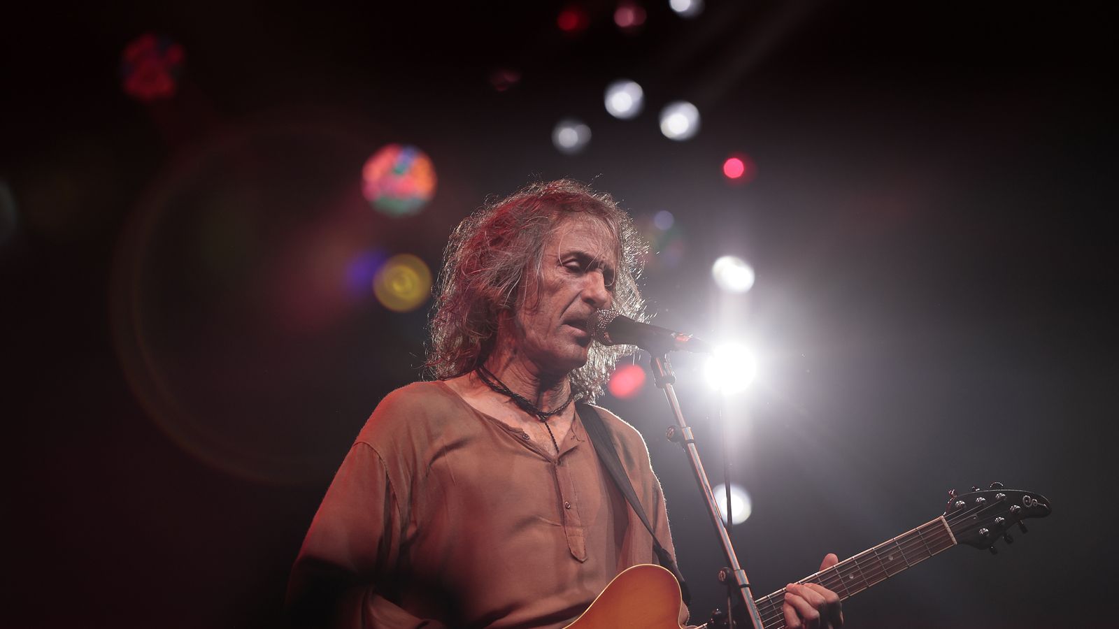 El intérprete durante su actuación en Icónica Santalucía Sevilla Fest.