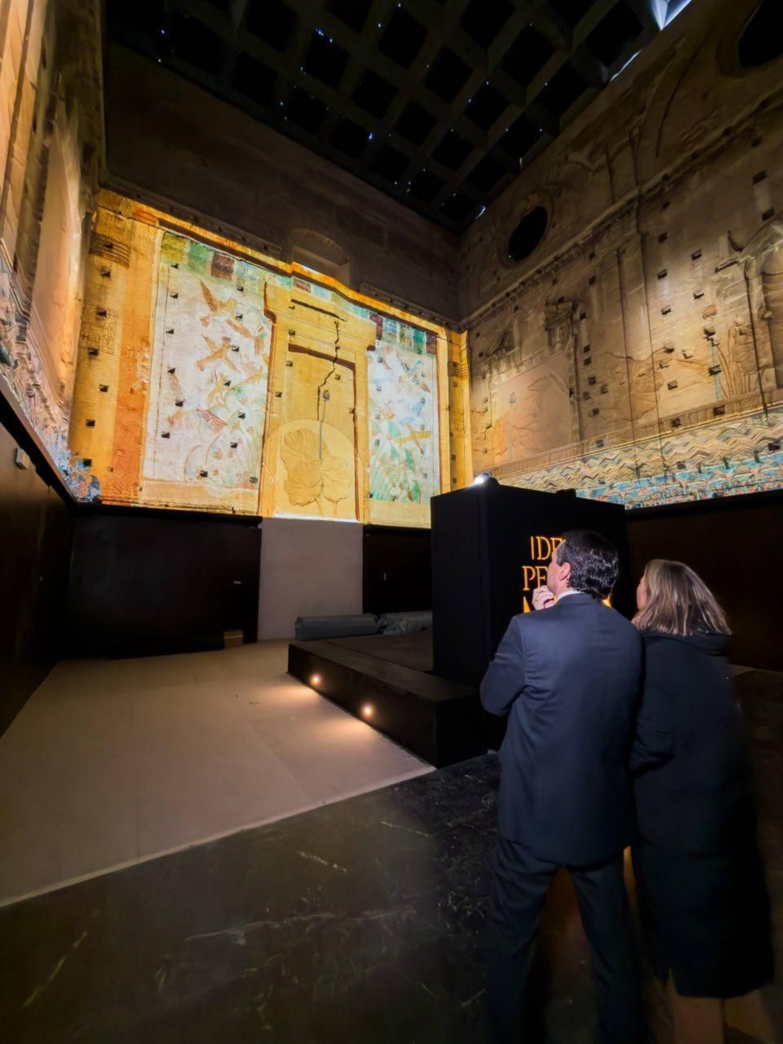 El alcalde y la delegada de Cultura asisten a la presentación del vídeo sobre la exposición del antiguo Egipto.