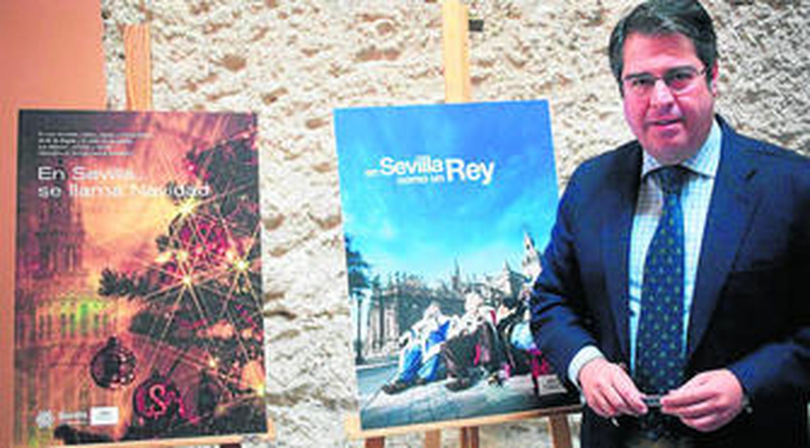 El delegado de Turismo, Gregorio Serrano, ayer junto a los carteles de promoción turística de Sevilla.