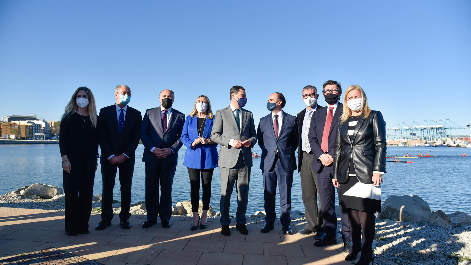 Las fotos del la visita de Juanma Moreno a las obras del Lago maritimo