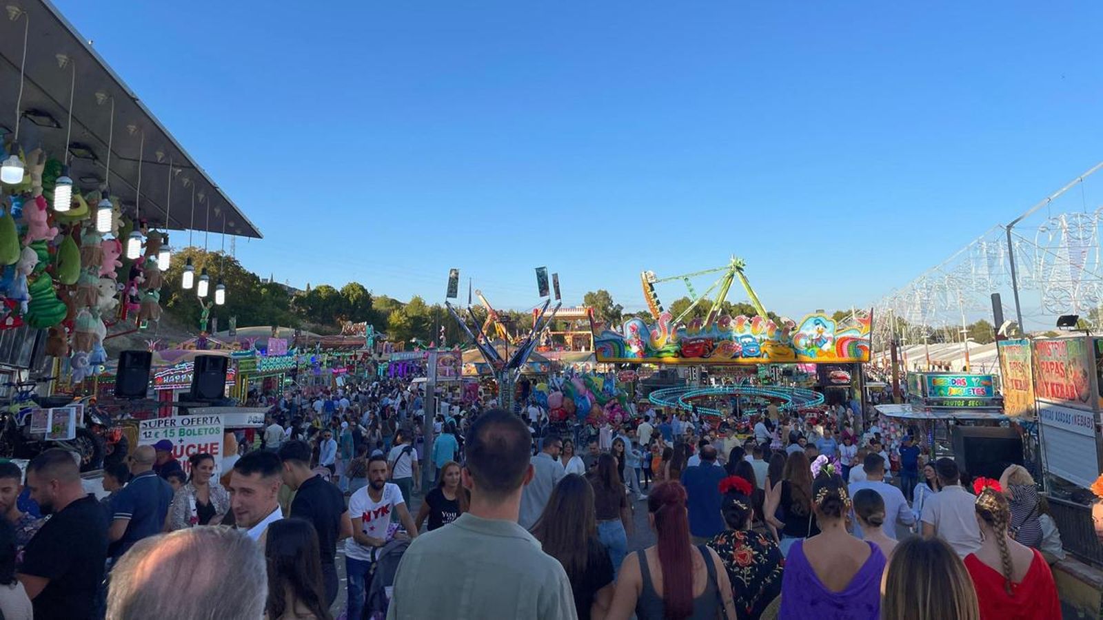 Ambiente del recinto ferial a última hora de la tarde del sábado.