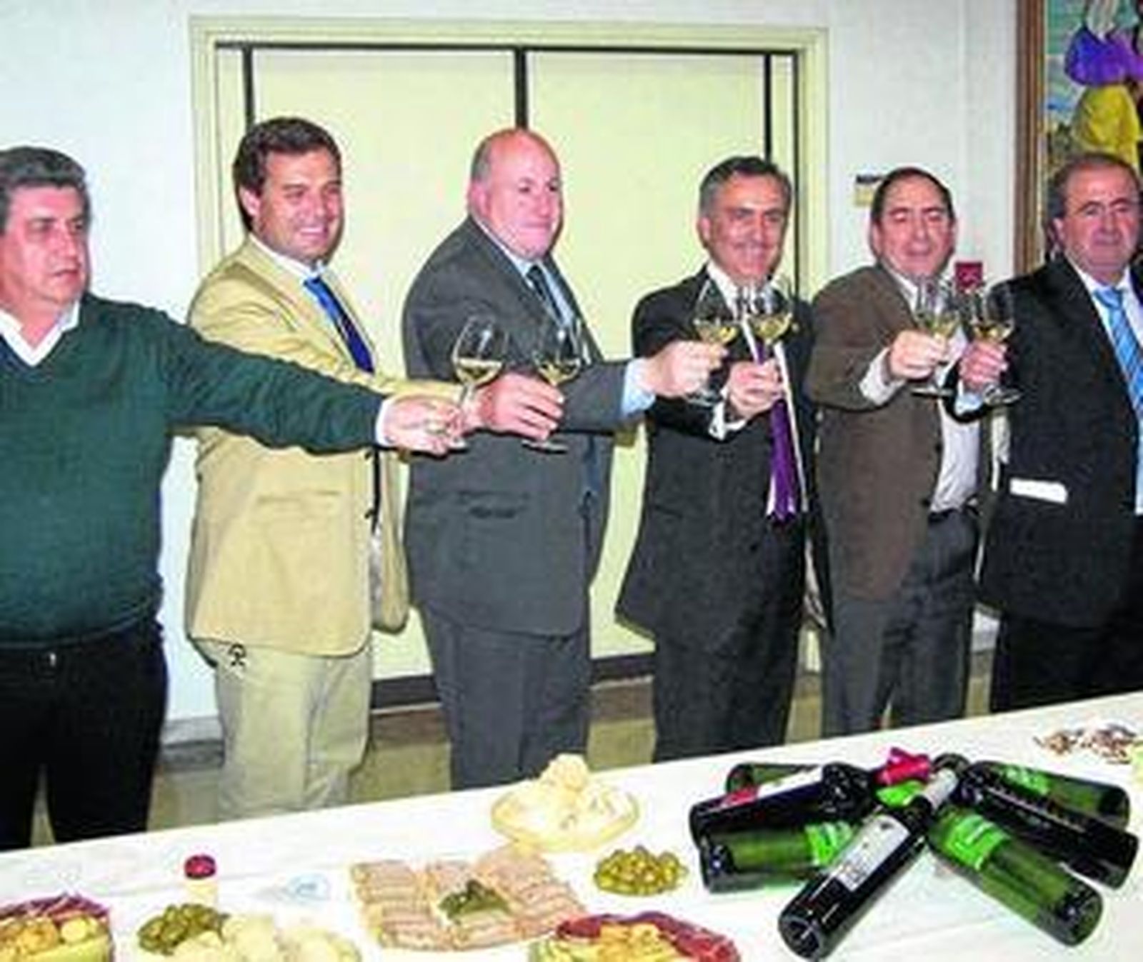 El presidente de Diputación brindó con los asistentes al acto de presentación del nuevo vino.