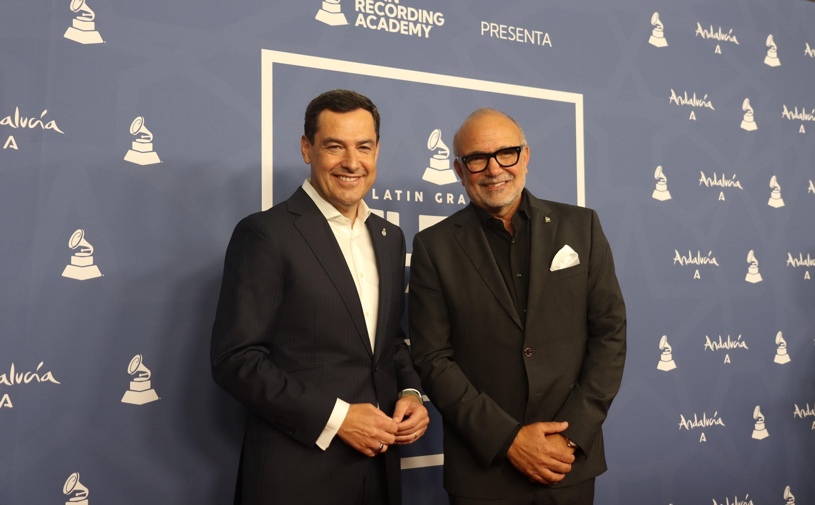 Juanma Moreno junto a Manuel Abud, director ejecutivo de la Academia Latina de Grabación
