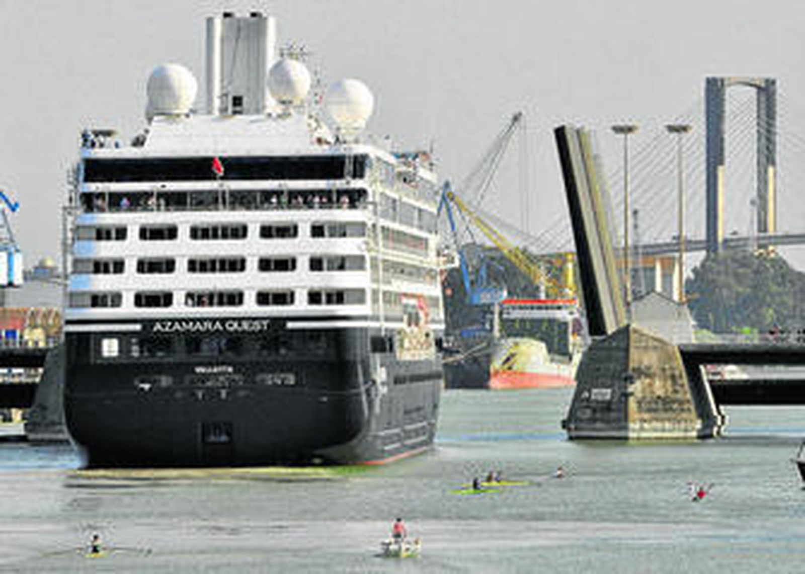 El Azamara Quest en la visita que realizó a Sevilla esta primavera.