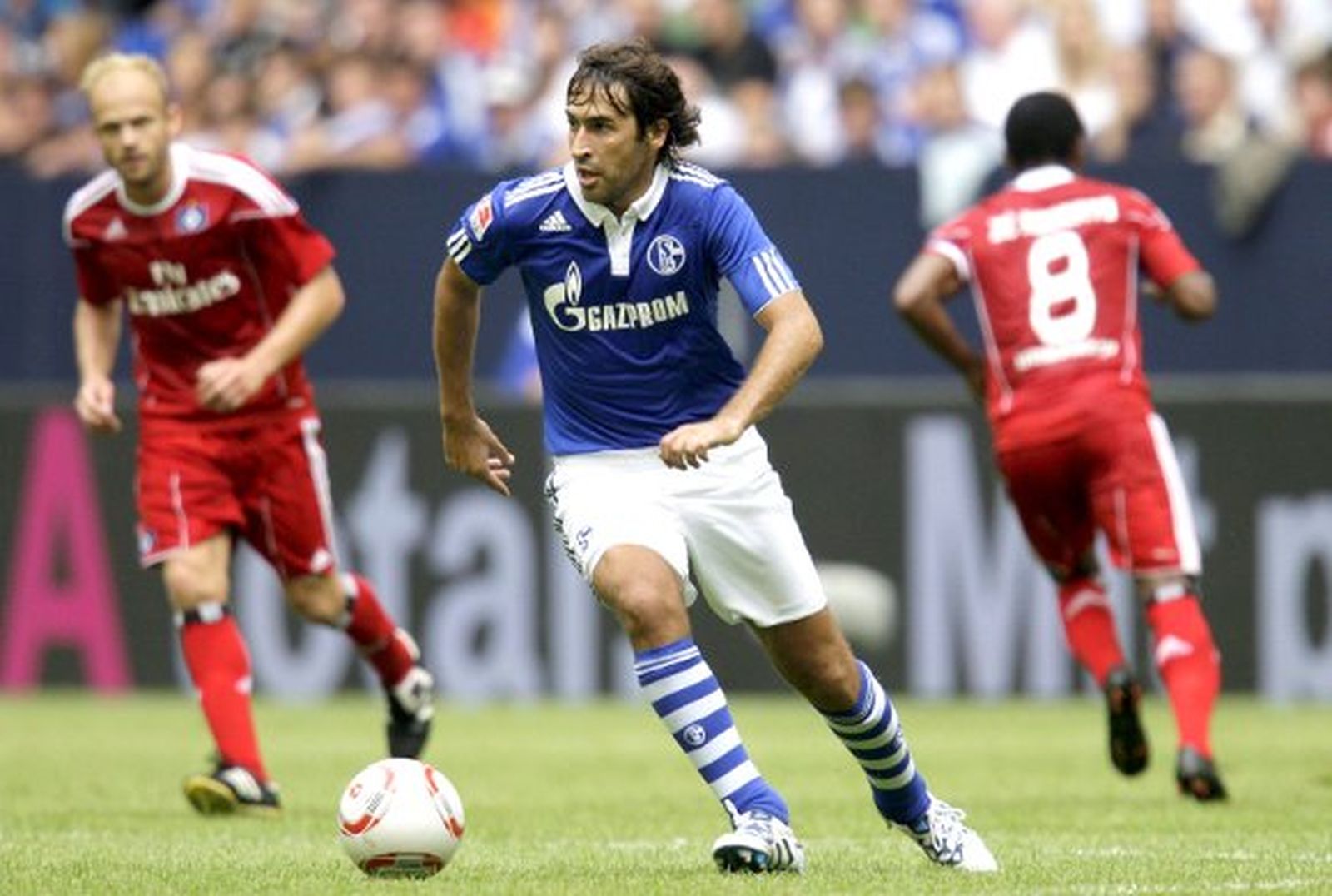 Raúl gana su primer partido con el Schalke 04 (2-1)