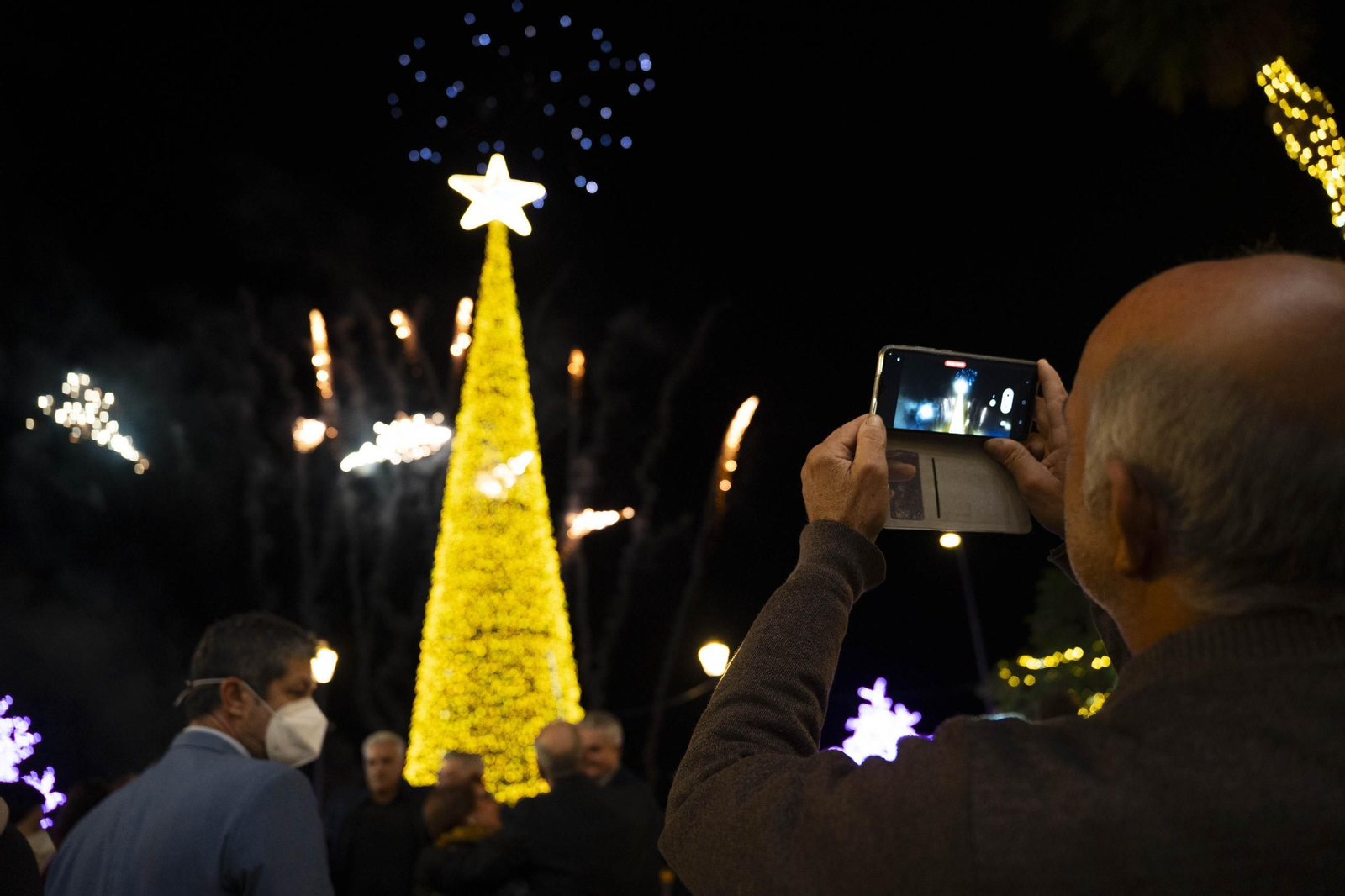 El encendido del alumbrado navideño del Hospital Universitario Torrecárdenas, en imágenes