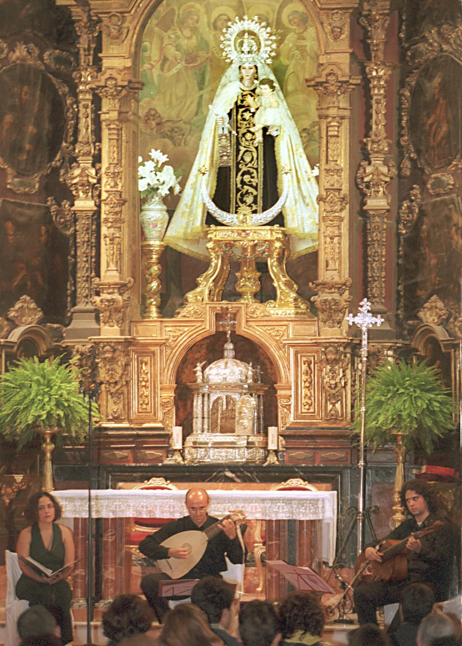 La Virgen del Carmen en su altar.