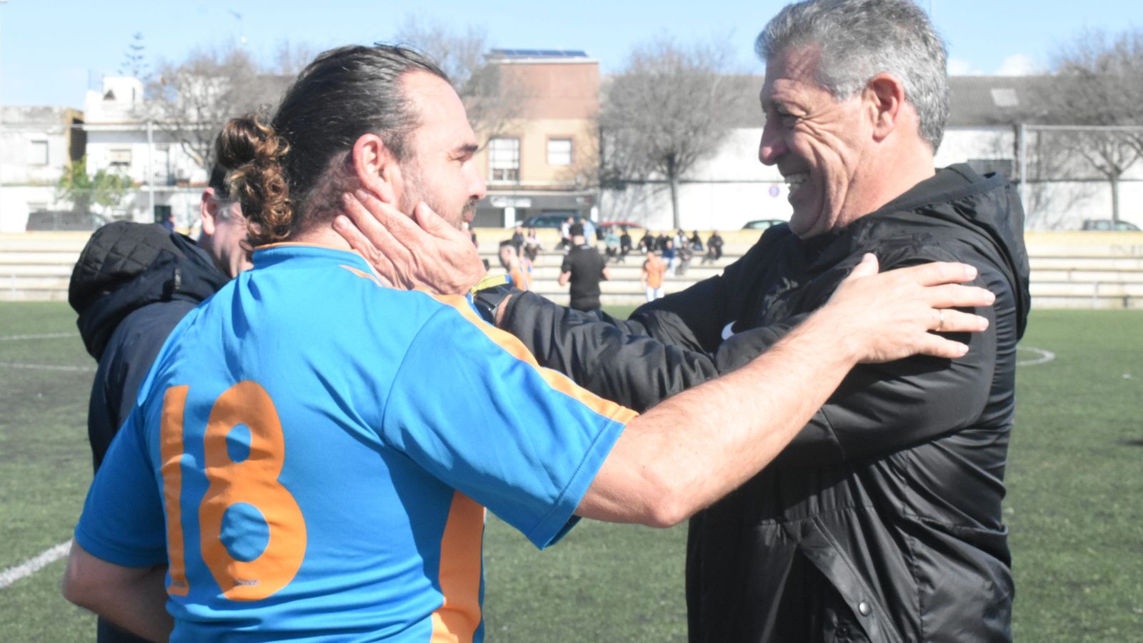 Juan Pedro Ramos, saludando a Hugo Vaca.