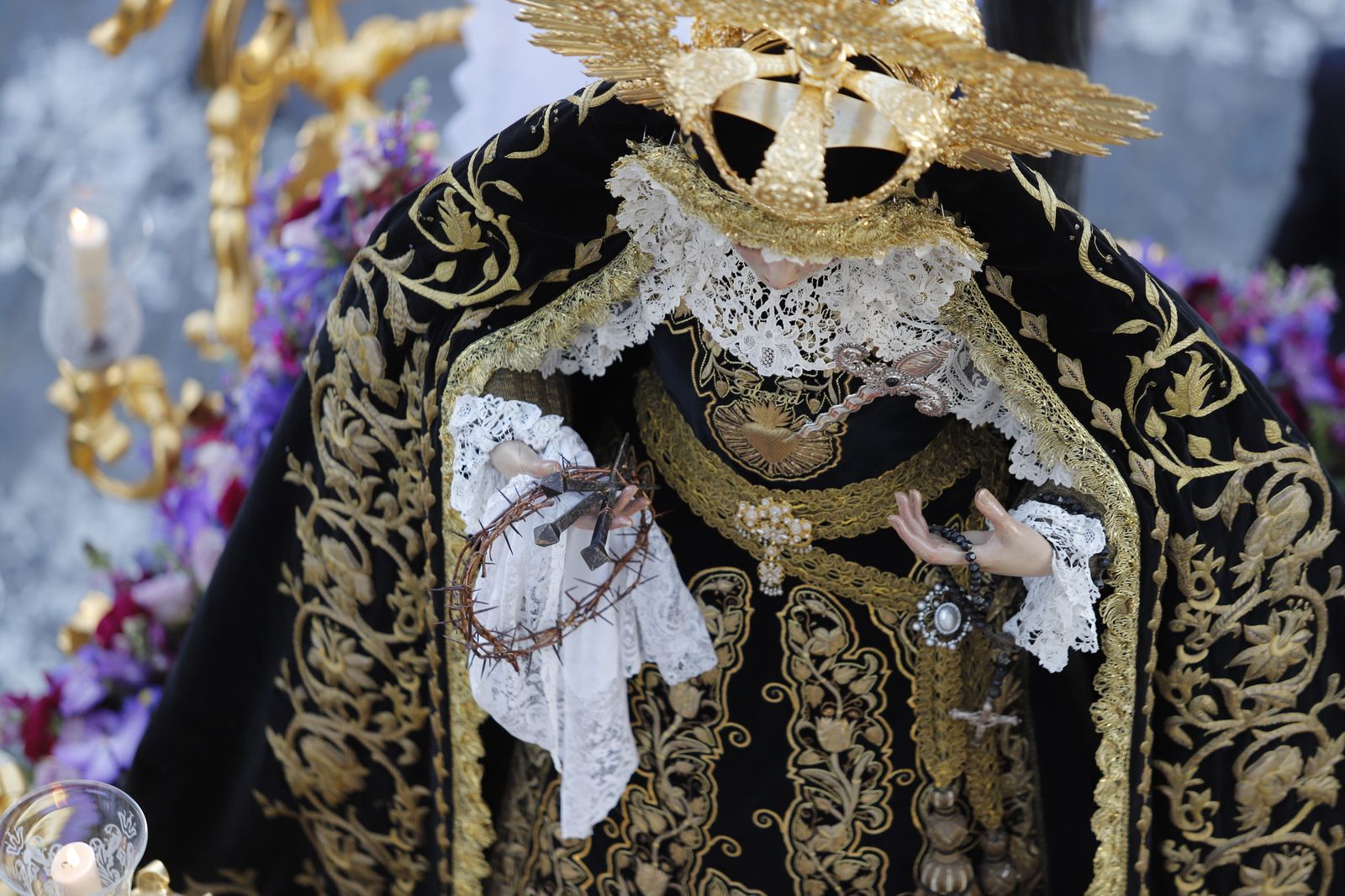 La Hermandad de la Soledad recorre las calles de Huelva en el Viernes Santo