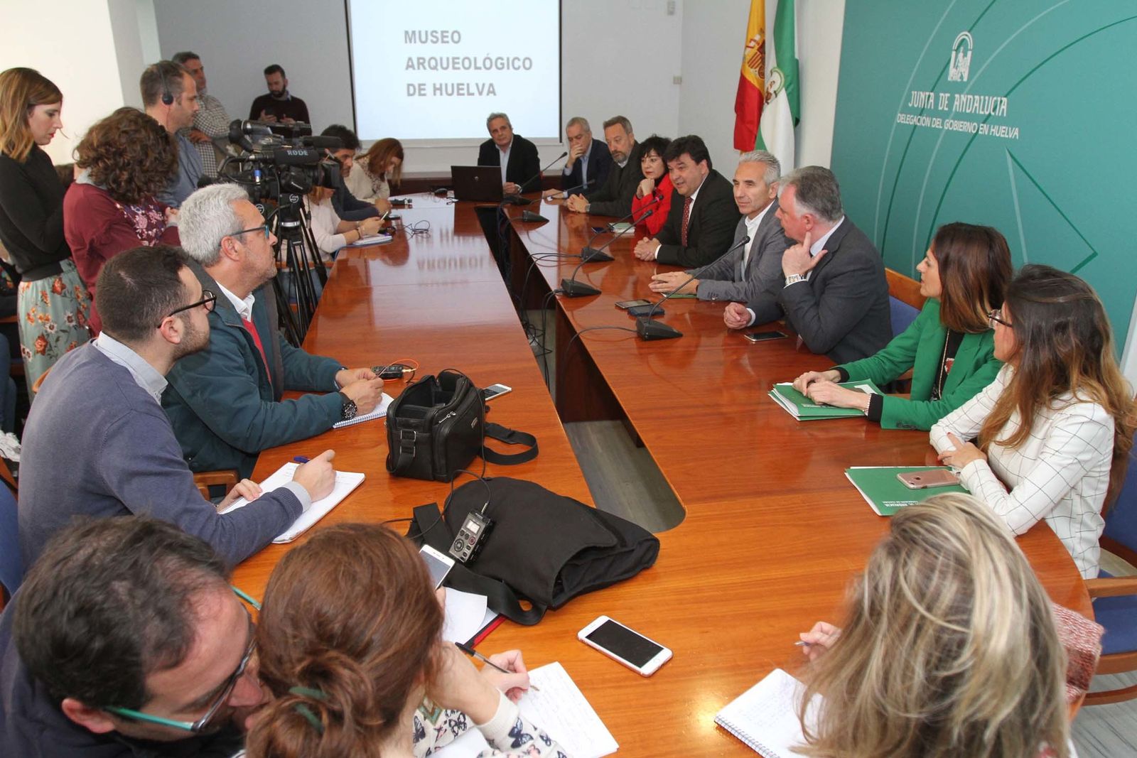 El consejero de Cultura, Miguel Ángel Vázquez, presenta el proyecto de rehabilitación del Banco de España como sede del Museo Arqueológico de Huelva.