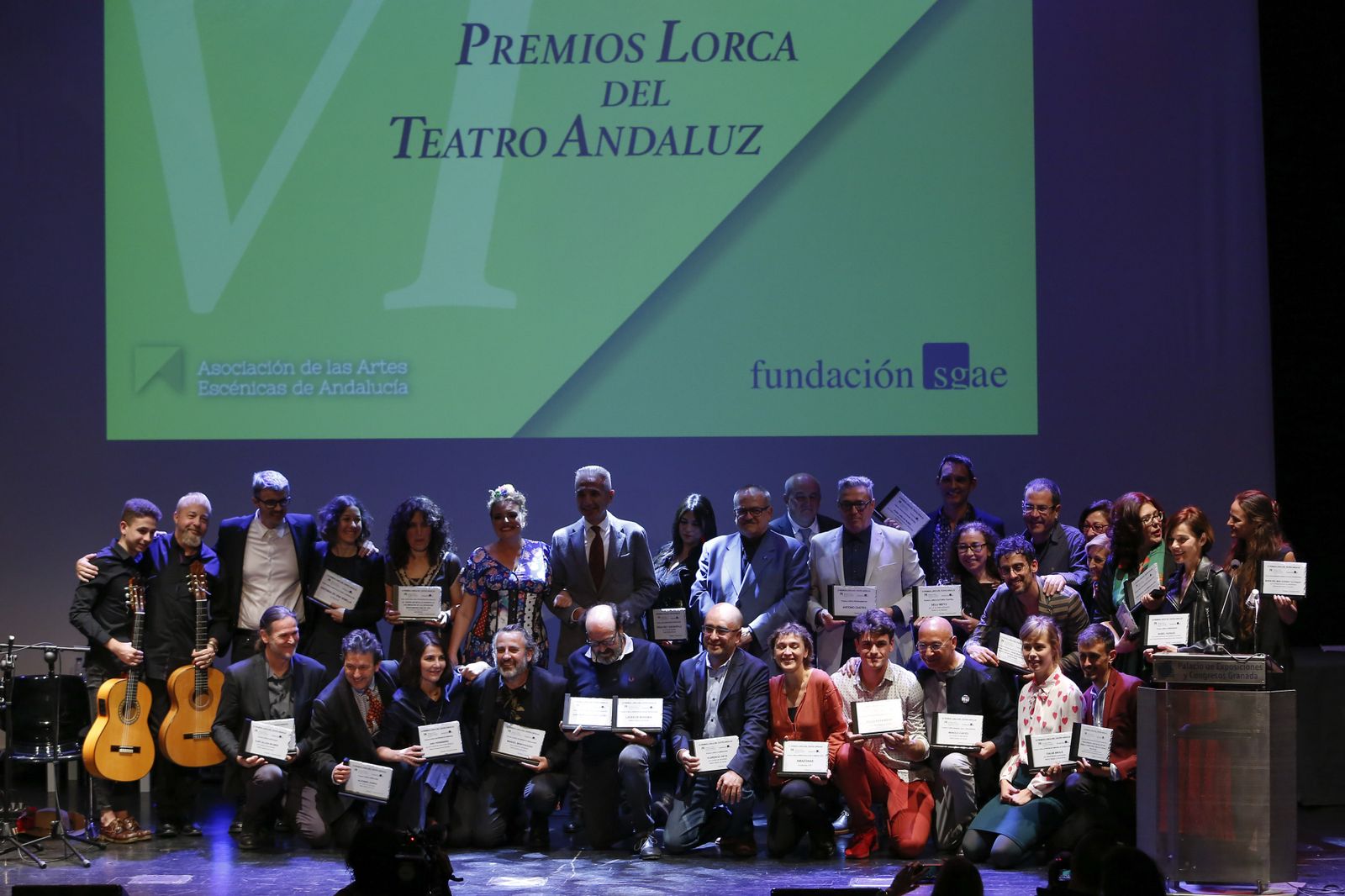 Foto de familia de los artistas y compañías reconocidas en la sexta edición de los Premios Lorca de Teatro Andaluz.