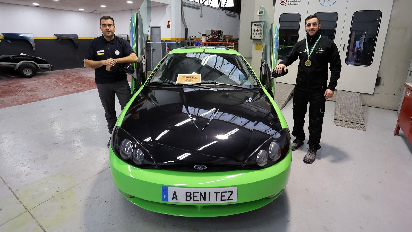 El alumno, junto a su tutor Luis Carlos Cabrera.