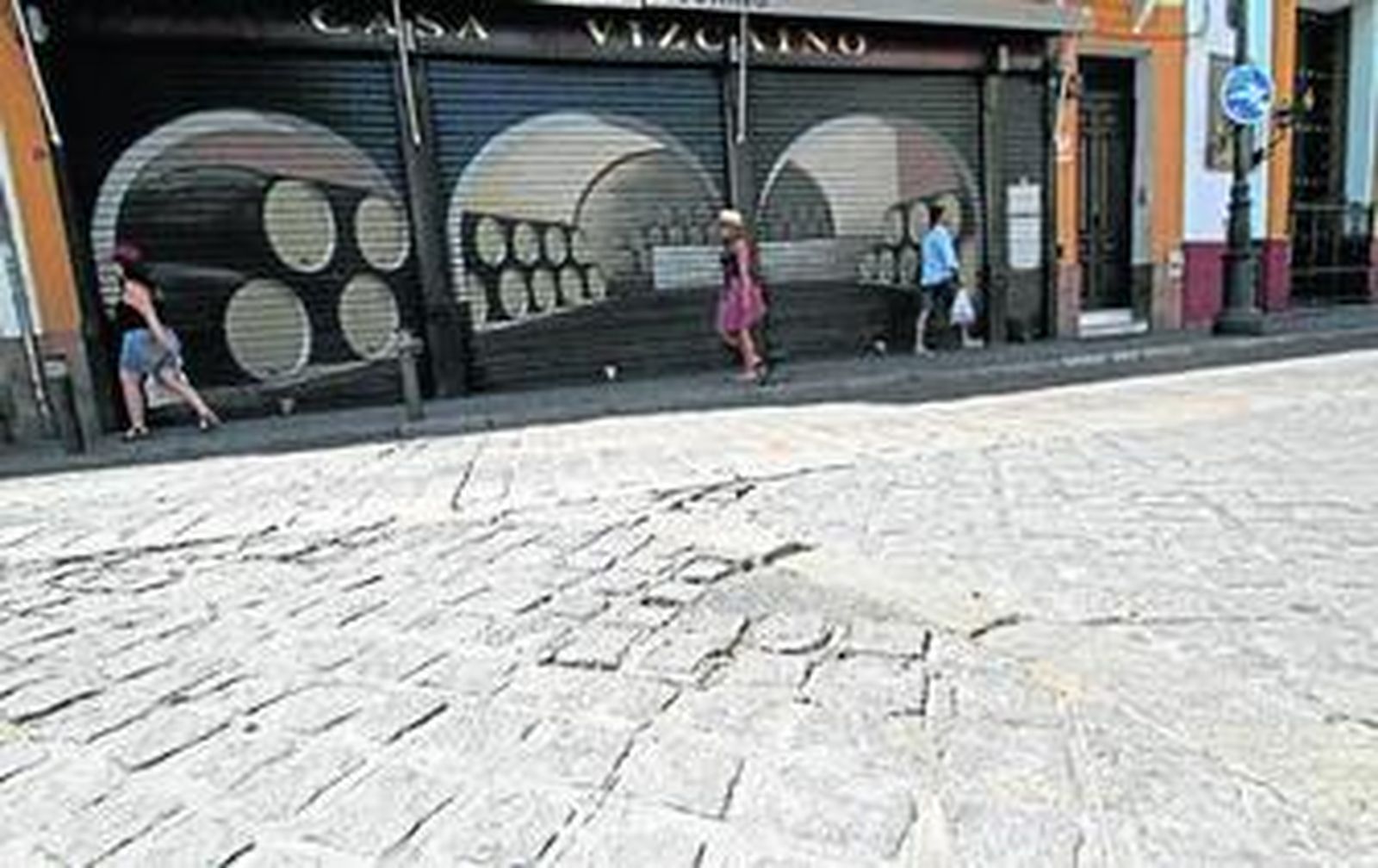 El tramo final de la calle Feria a la altura de Montesión es un ejemplo de aceras irregulares e inapropiadas para los peatones.