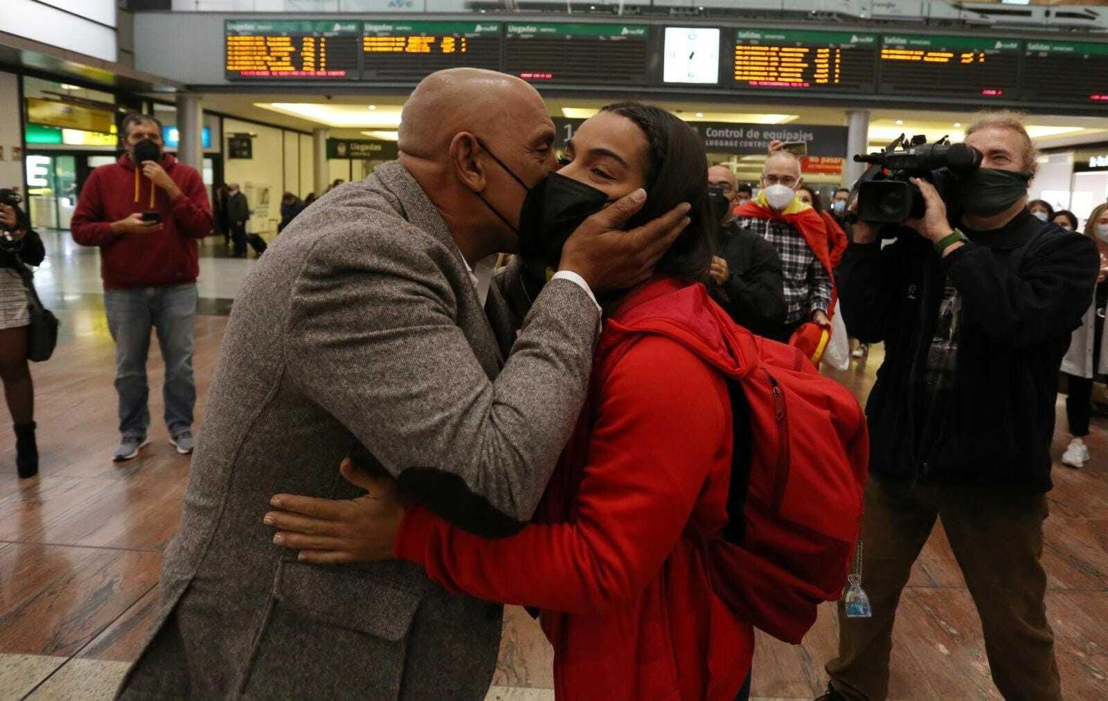 El espectacular recibimiento a la campeona María Torres en Málaga, en fotos