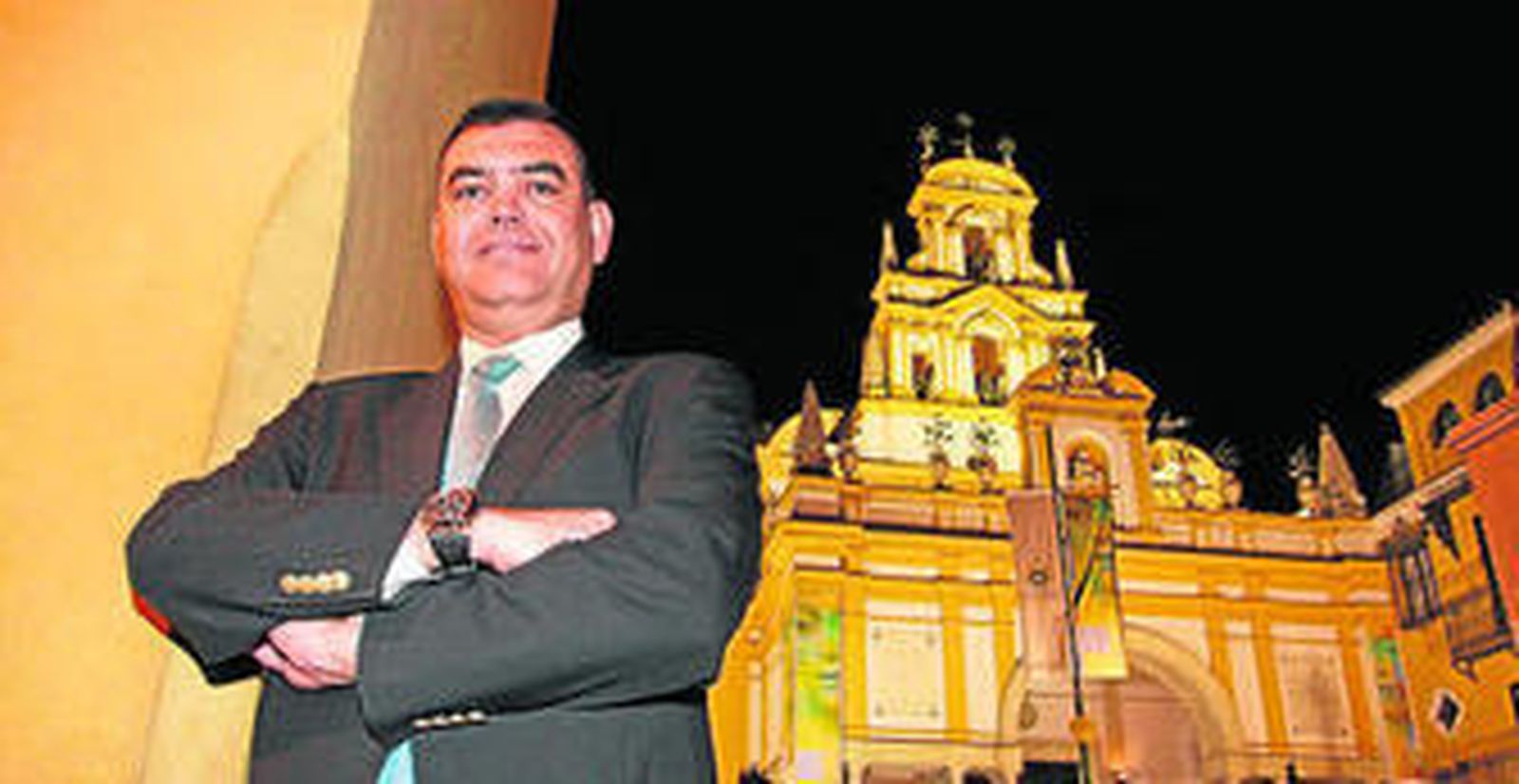 Agustín Bello-Conde, ante la basílica de la Macarena.