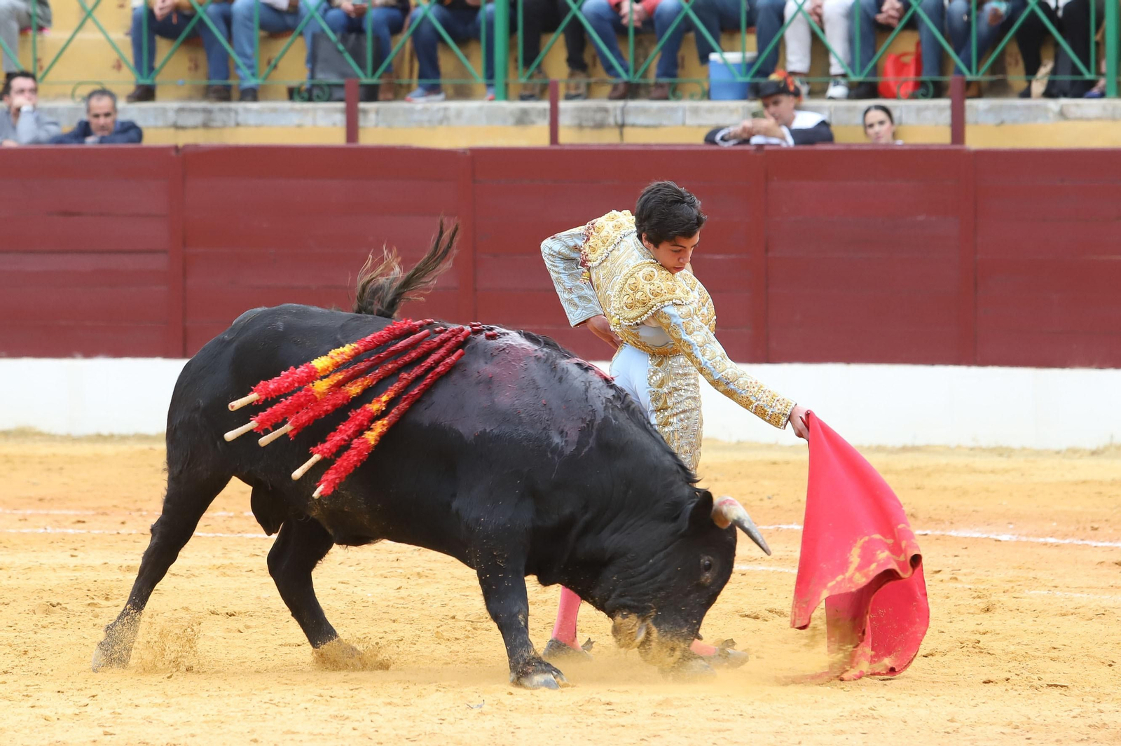 Imágenes de la novillada previa a la Semana Santa en la plaza de toros de La Línea