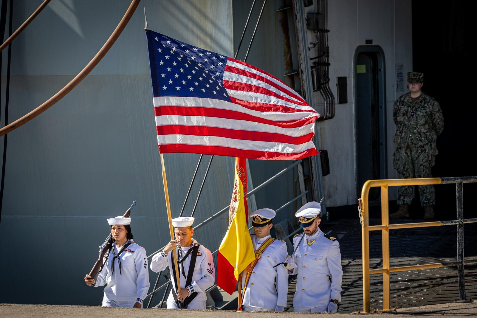 Imágenes: España y EEUU conmemoran 70 años de "guardias juntos" en la Base de Rota