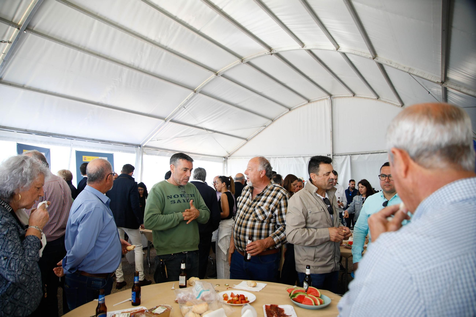 El ministro de Agricultura, Pesca y Alimentación, Luis Planas visita una de las balsas de la CUNC, en imágenes