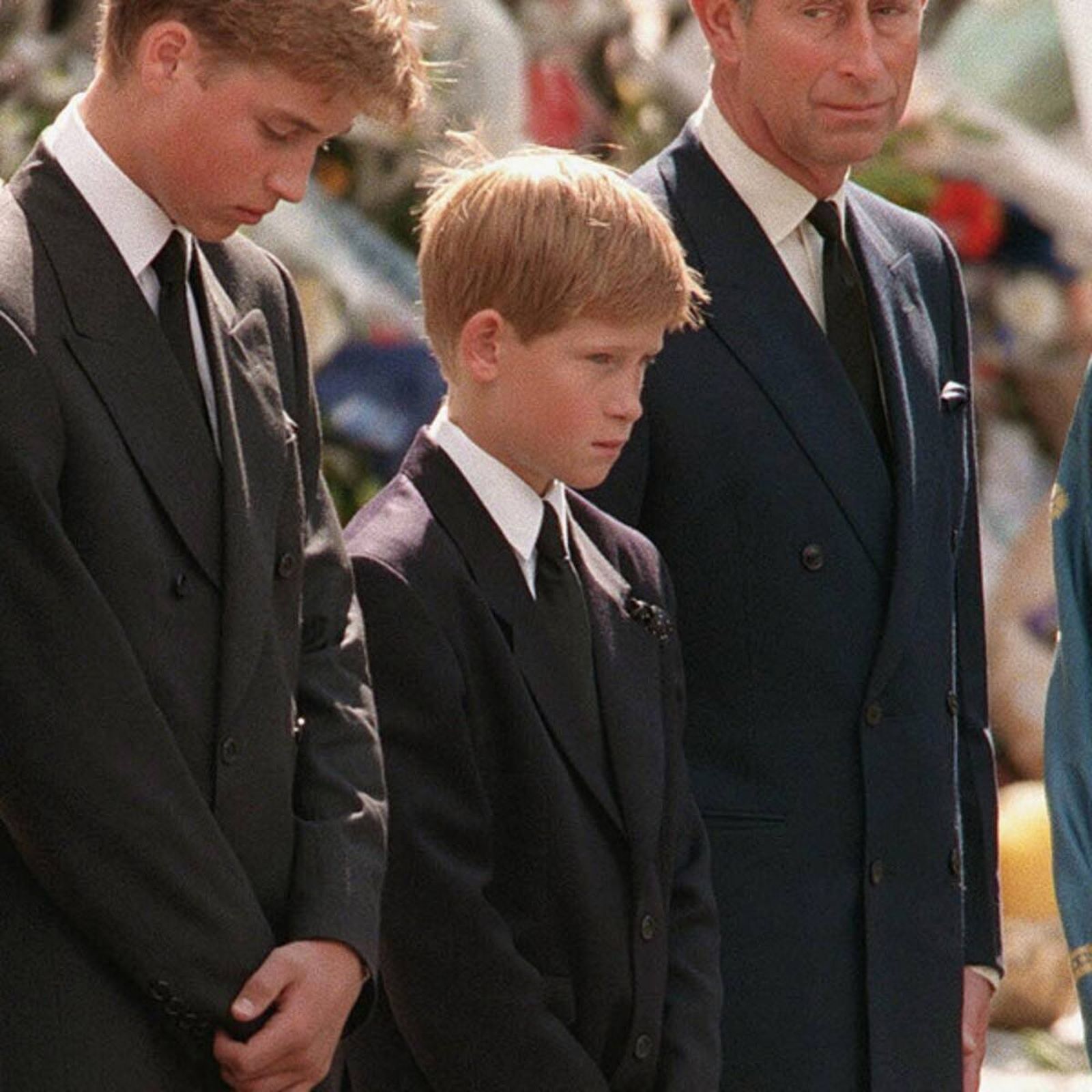 Enrique y Guillermo, junto a su padre, el príncipe Carlos, en el funeral de su madre, Diana de Gales en 1997.