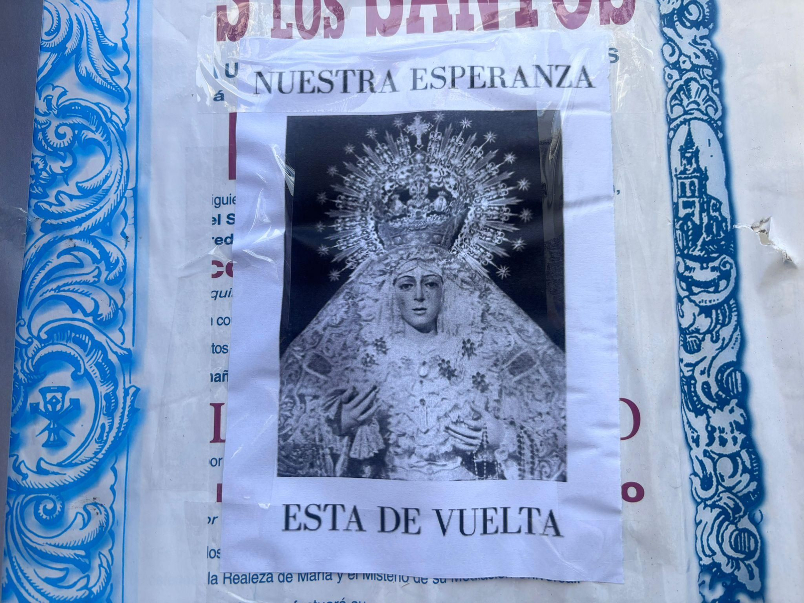 Un cartel anunciando el regreso de la Virgen en esta mañana de domingo