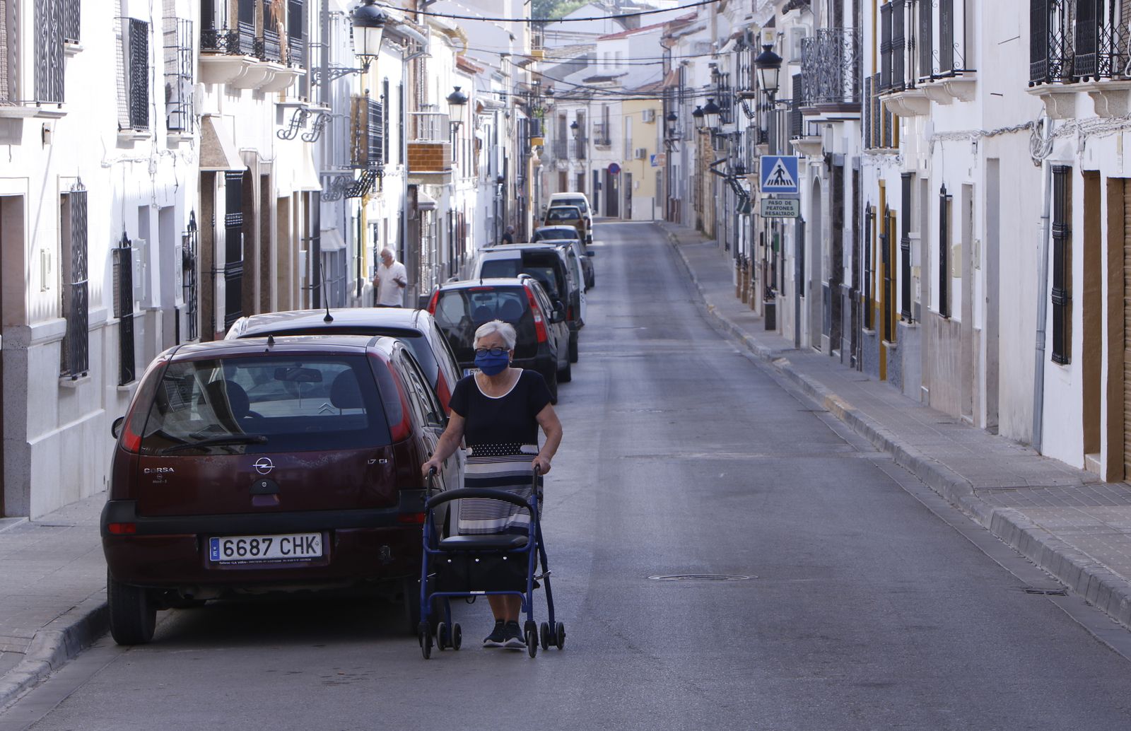 Una mujer camina por una solitaria calle de Casariche, el municipio con la mayor incidencia del virus en la provincia.