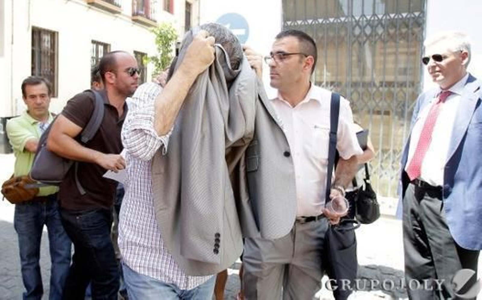 La Guardia Civil atribuye cinco delitos al ex asesor de Monteseirín