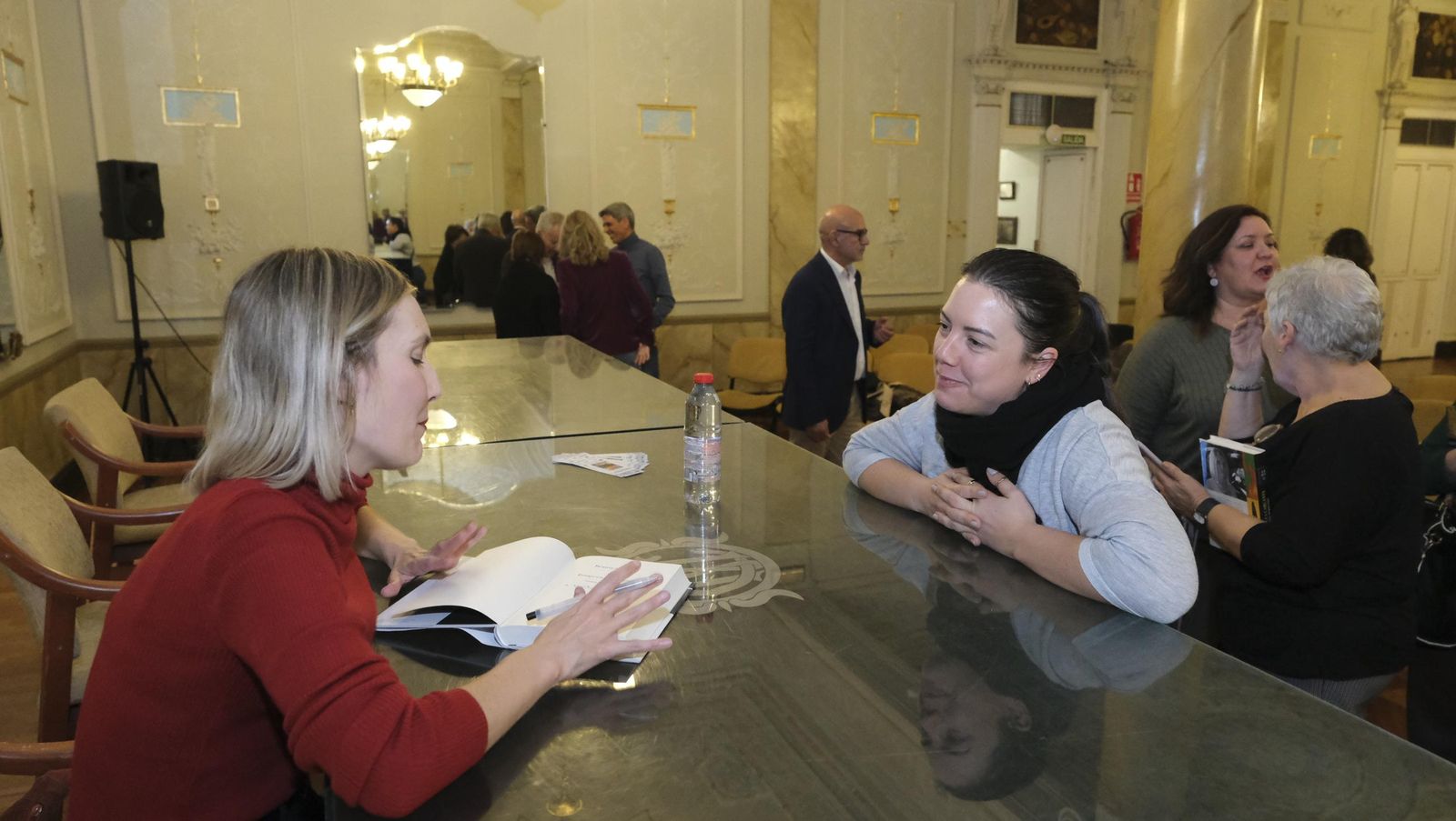 Imágenes del Diario de los Libros con la finalista del Premio Planeta 2024, Beatriz Serrano