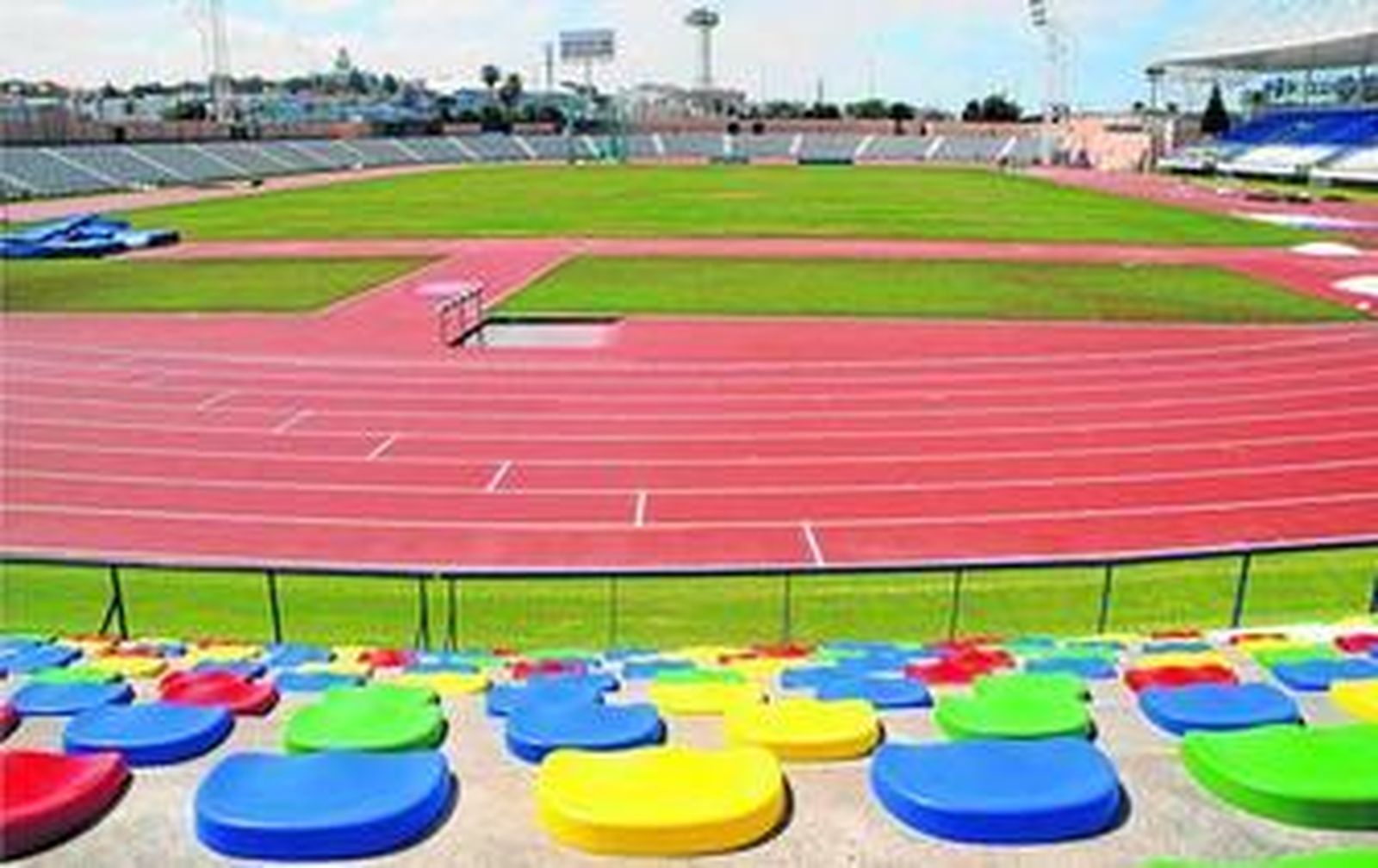 Vista panorámica del remozado estadio deportivo de Bahía Sur que se convertirá en escenario del Campeonato Iberoamericano de Atletismo.