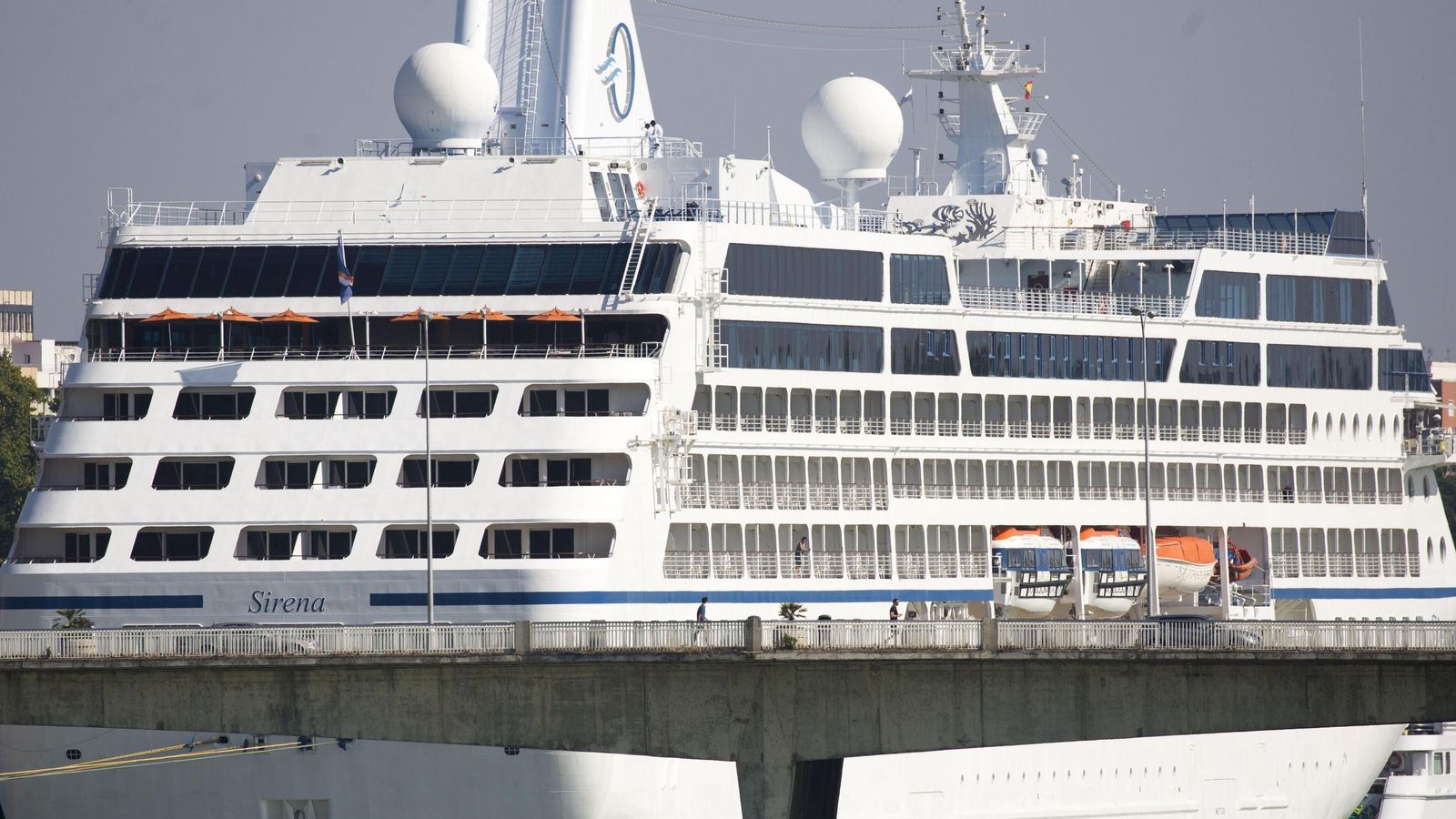 El crucero 'Sirena', durante una estancia en el vecino puerto de Sevilla