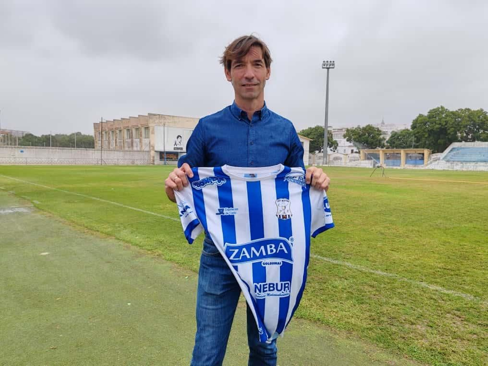 Selu posa con una camiseta del Jerez Industrial tras ser presentado como nuevo director deportivo.