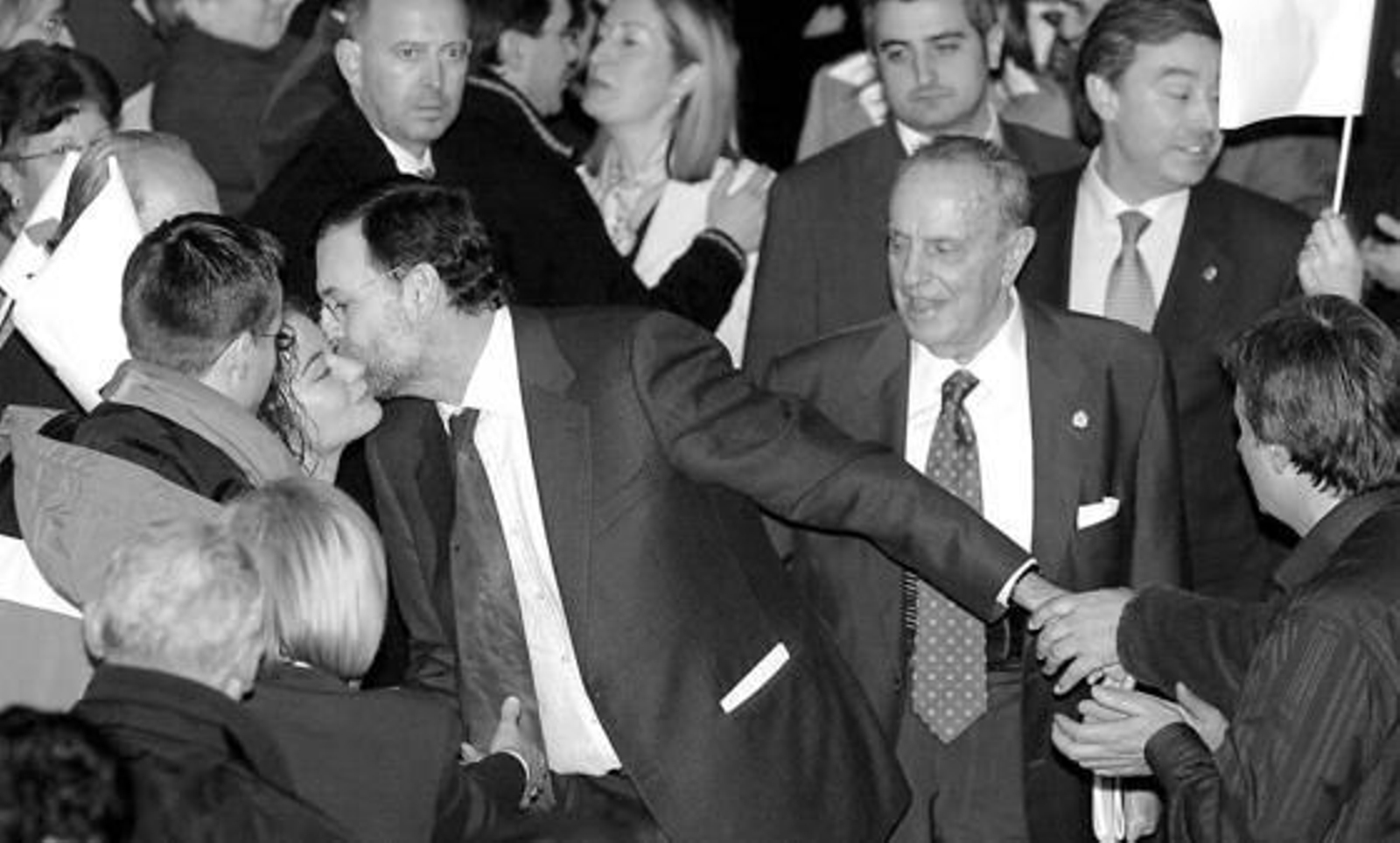 El candidato a la presidencia del Gobierno en 2004 por el PP, Mariano Rajoy (c), el presidente de la Xunta de Galicia, Manuel Fraga (d), y la ministra de Sanidad, Ana Pastor (detrás), saludan a los asistentes a su llegada al acto electoral en Lugo. / EFE
