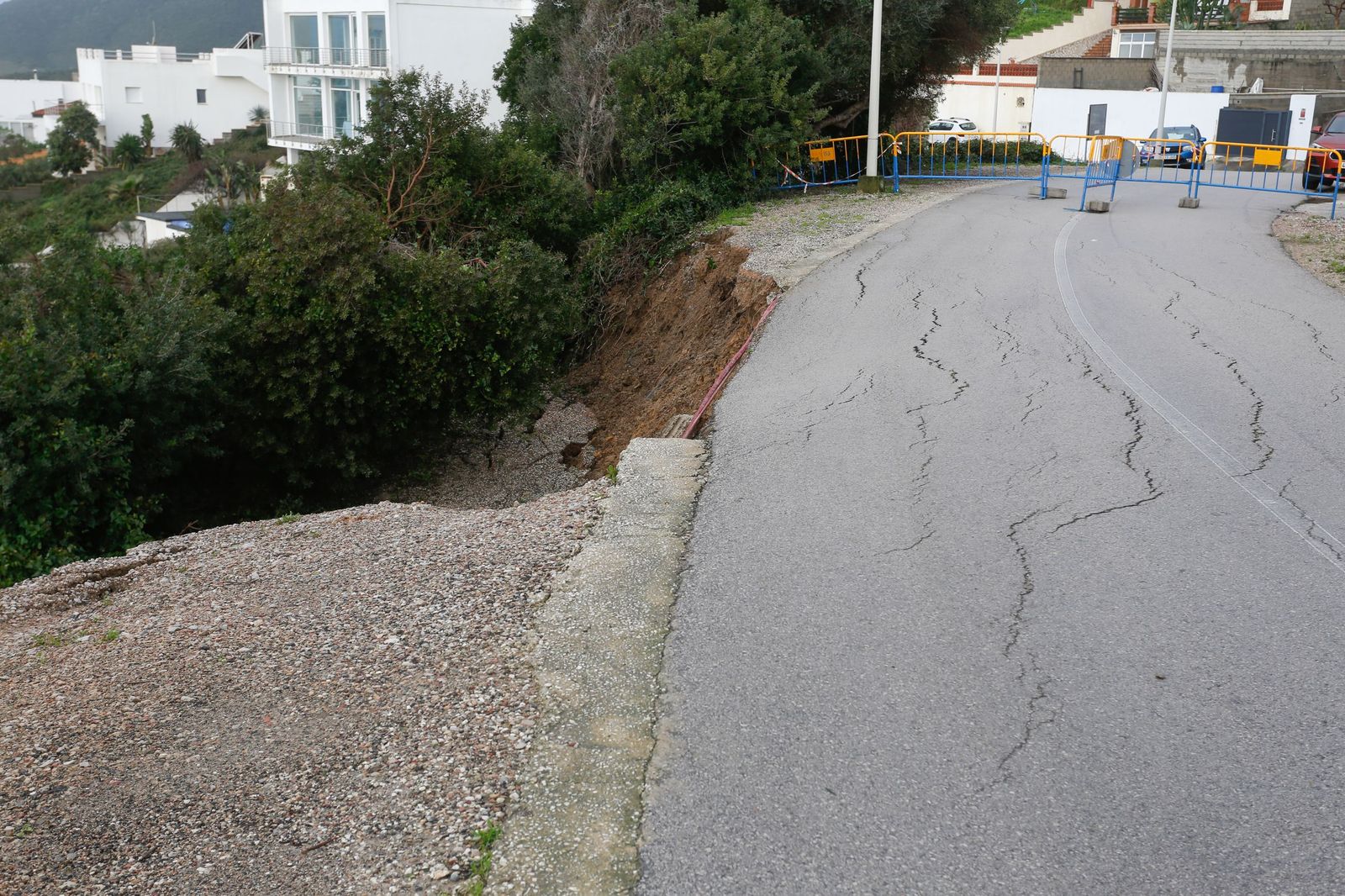 Las fotografías de los desprendimientos en varias calles de la urbanización El Faro, en Algeciras
