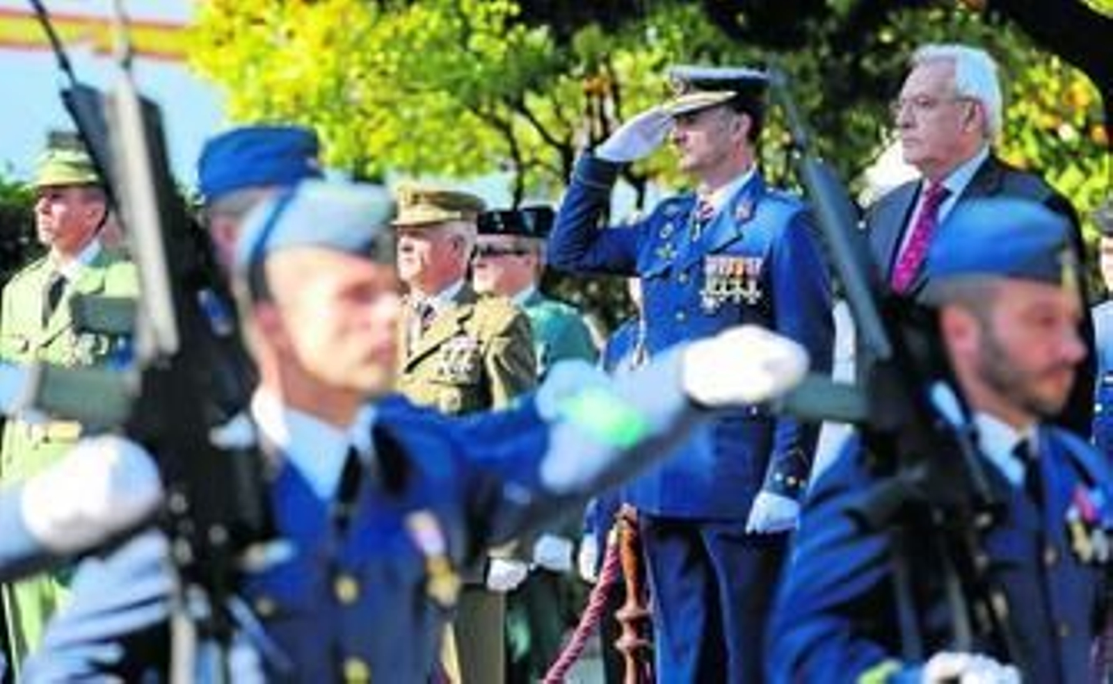 El coronel Juan A. López de Viñaspre junto al subdelegado del Gobierno durante el desfile.