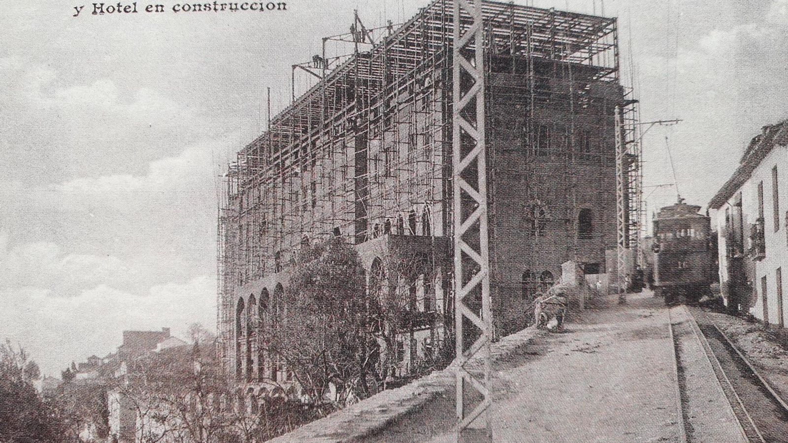 Postal donde se ve la construcción del hotel.