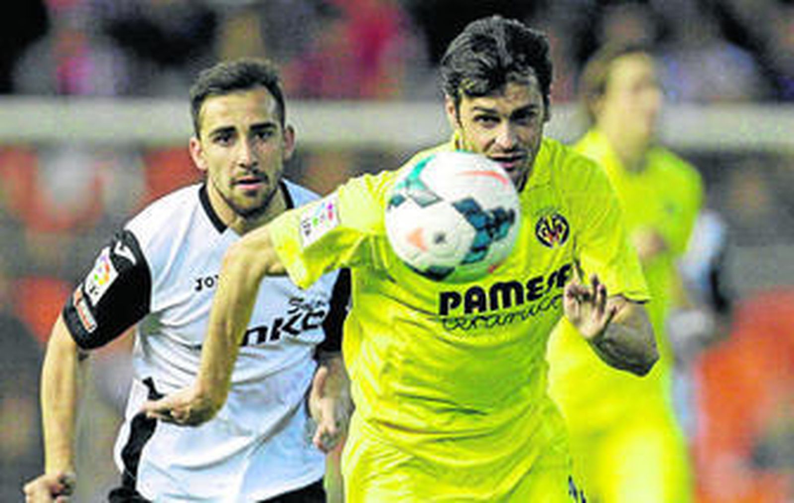 Chechu Dorado es presionado por Paco Alcácer.