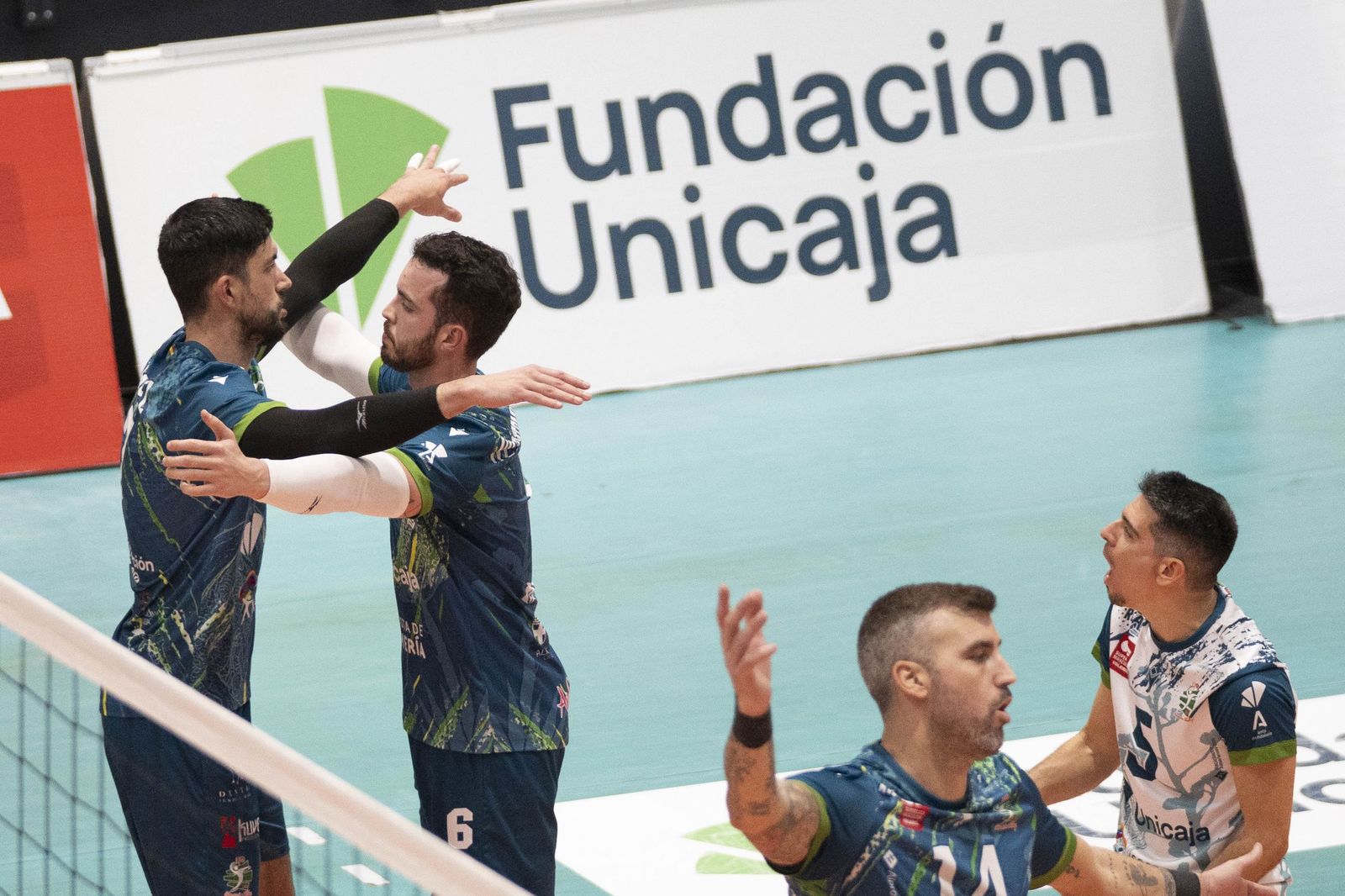 Las imágenes del partido entre Unicaja Costa de Almería y Pamesa Teruel de Superliga de voleibol