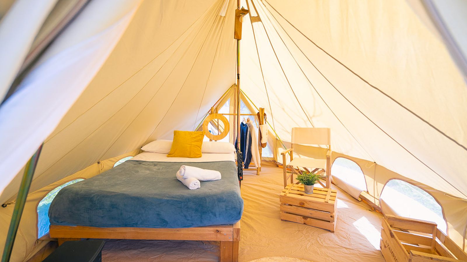 Interior de una tienda de campaña en Kampaoh El Pedroso