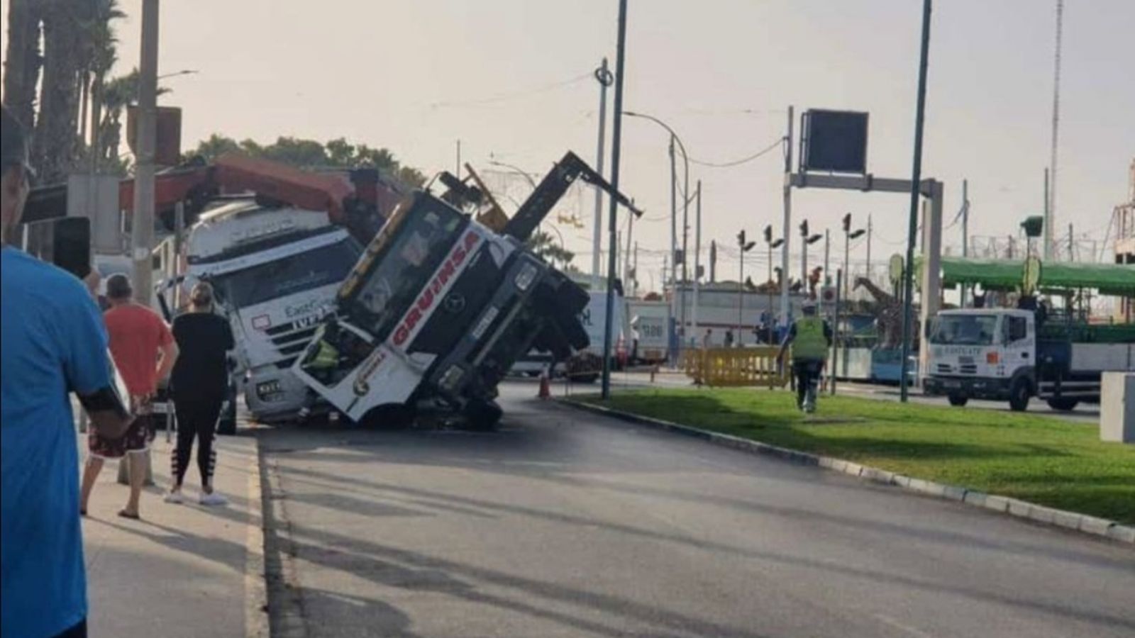 Imagen de uno de los camiones volcando en la avenida Príncipe de Asturias