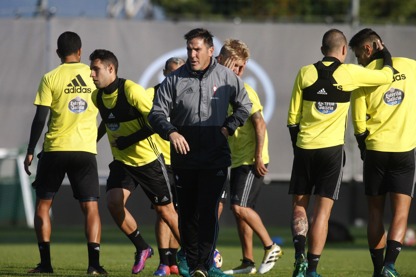 El entrenador del Celta, Eduardo Berizzo, en el centro durante un entrenamiento del su equipo en A Madroa, Vigo.